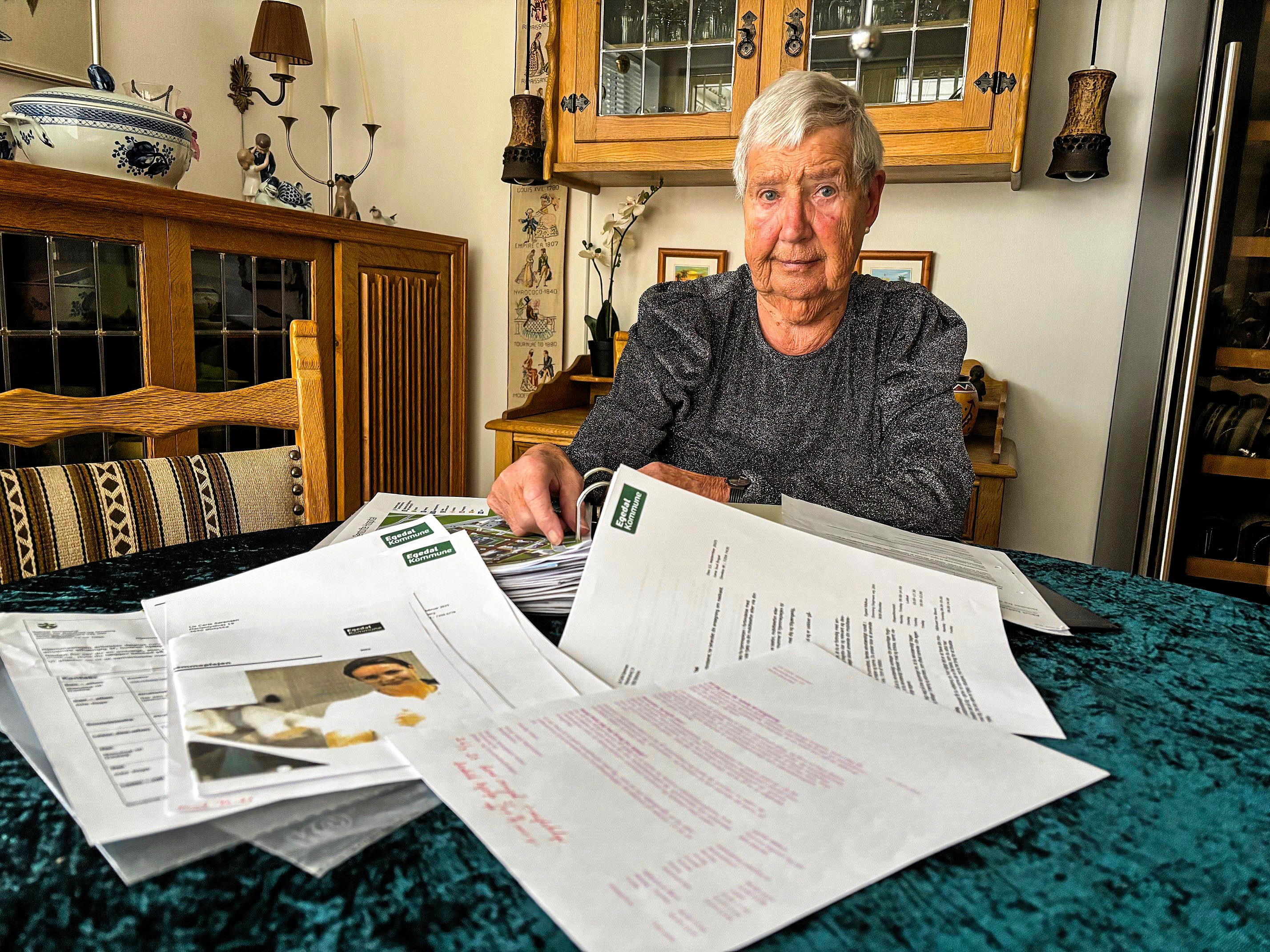 Jeg føler mig urimeligt behandlet. Efter min mening er det en uværdig ældrepleje, siger Ølstykke-beboeren Lis Sørensen, der trods muskelgigt og flere fald i hjemmet må kigge langt efter den kommunale hjemmehjælp.