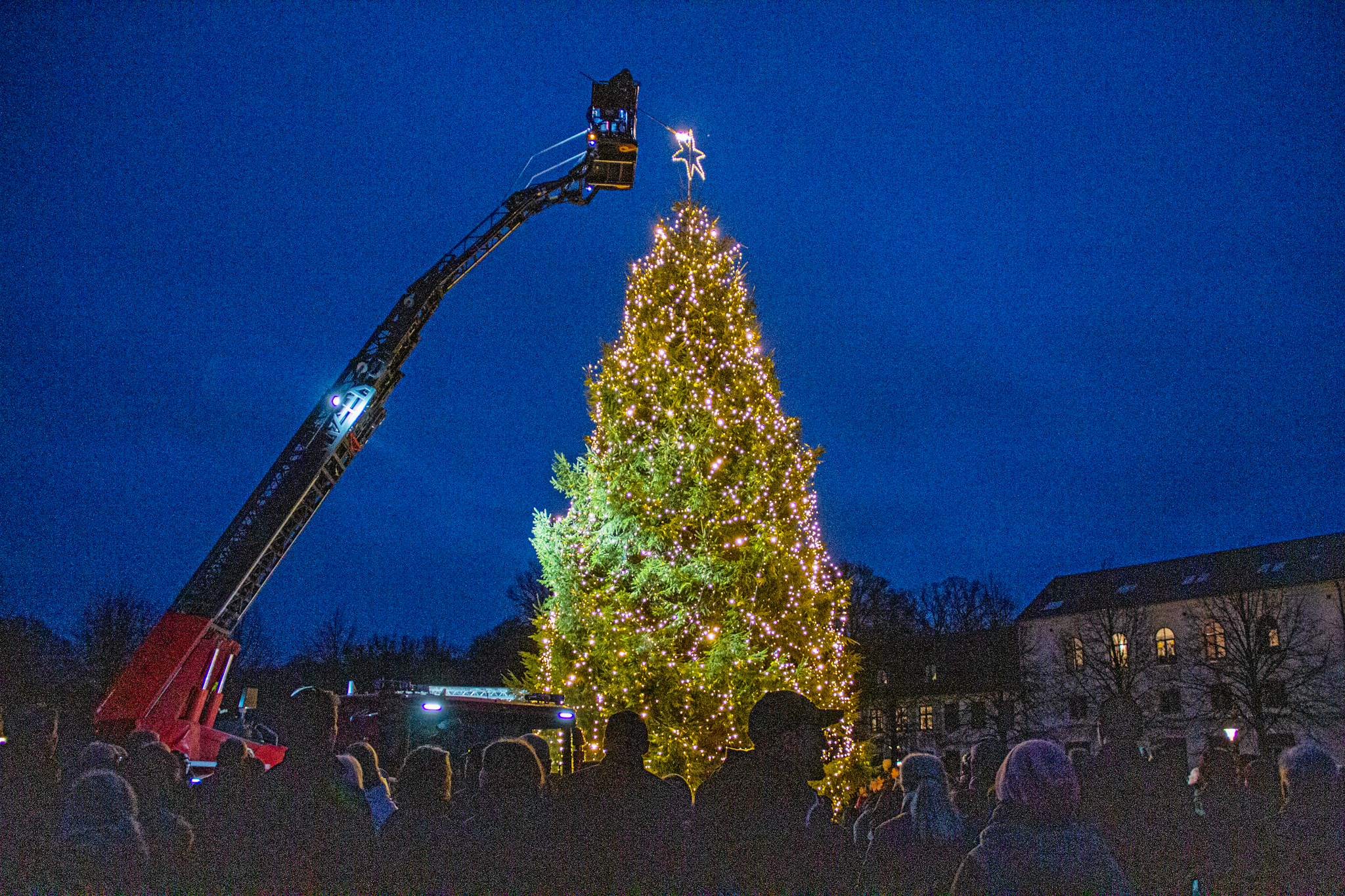 Ridebanen i Hørsholm danner rammen om byens juletræstænding første søndag i advent.