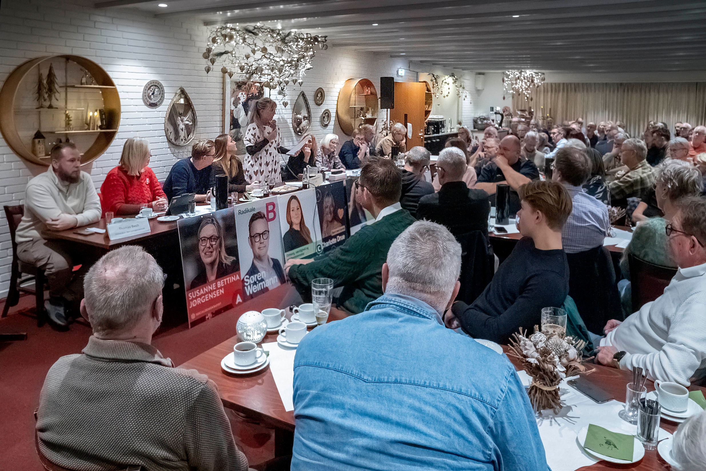 Gerlev Kro var stoppet med deltagere. Halvanden time før det gik løs, var parkeringspladsen fyldt. Omkring 90 tilhørere fandt plads i salen. - Jens Wollesen Gerlev Kro var stoppet med deltagere. Halvanden time før det gik løs, var parkeringspladsen fyldt. Omkring 90 tilhørere fandt plads i salen.