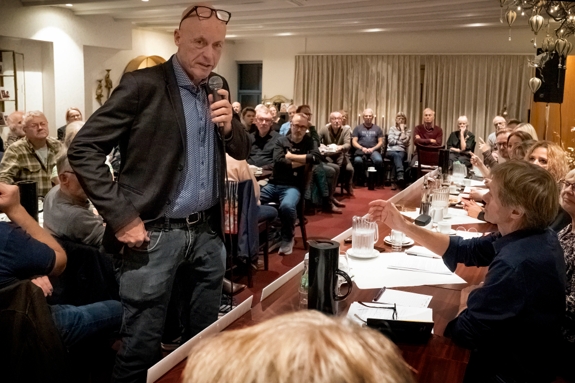 Spørgelysten og lysten til at svare var så stor, at Henrik Helmer Petersen konstaterede, at mødet uden problemet kunne have varet en time mere. - Jens Wollesen Spørgelysten og lysten til at svare var så stor, at Henrik Helmer Petersen konstaterede, at mødet uden problemet kunne have varet en time mere.