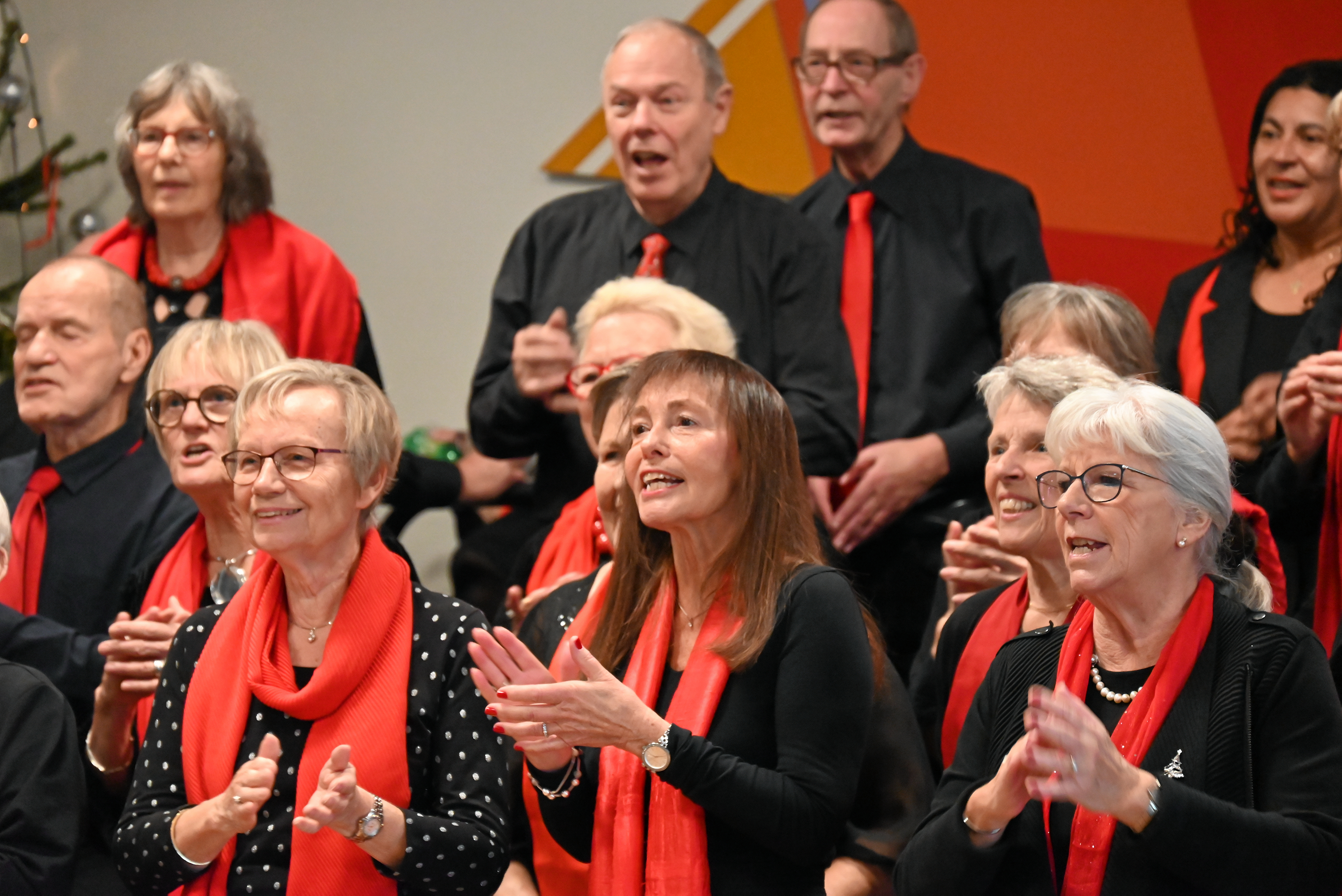 Gospelkoret Old Stars optræder i Præstevang kirke under jule-gospel-koncerten.