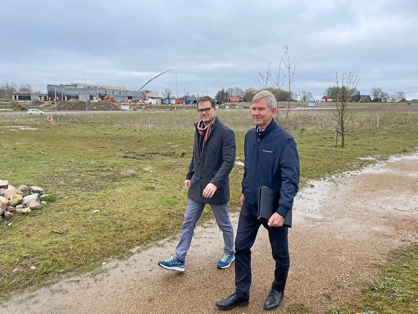 Direktør Mogens Sandahl og projektchef Klaus Kjærbæk præsenterede BoligNæstveds byggeri i den nye bydel ved Stenlængegård i april sidste år.