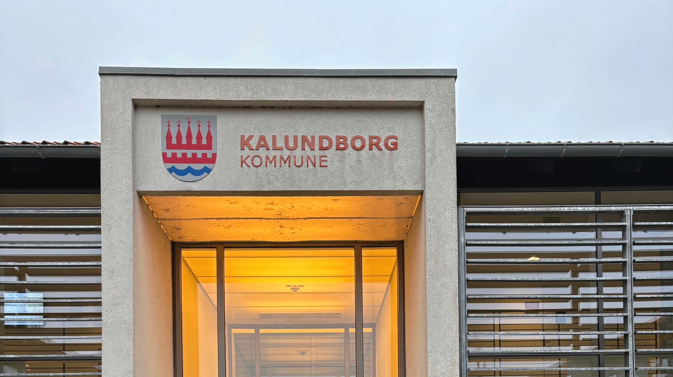 Action Kids’ projektleder Thomas Fedder overrakte en af Action-kasserne til Tina Langholz, afdelingsleder for dagtilbud i Kalundborg Kommune. - Privat Action Kids’ projektleder Thomas Fedder overrakte en af Action-kasserne til Tina Langholz, afdelingsleder for dagtilbud i Kalundborg Kommune.