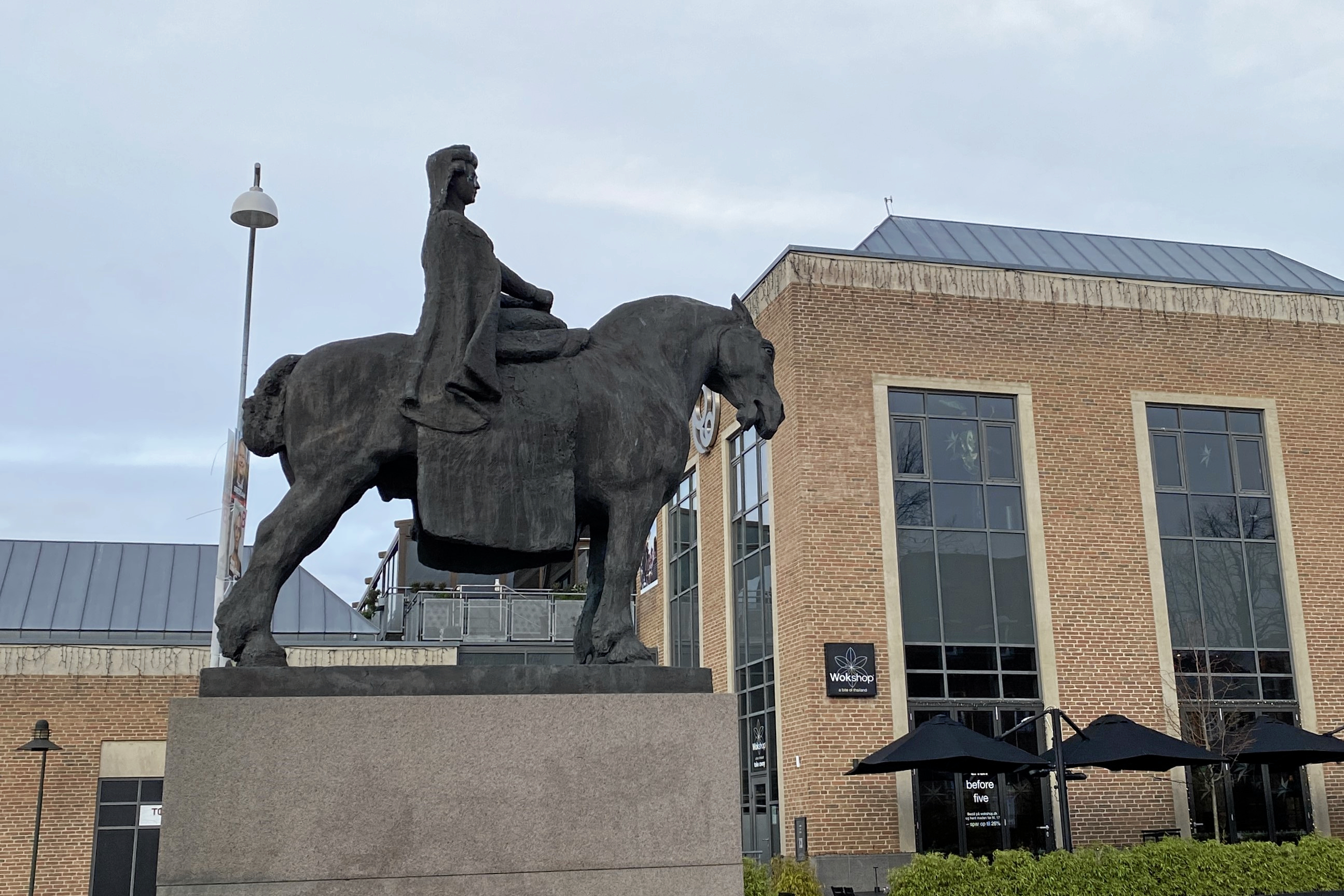 Rytterstatue af Dronning Margrete 1. skabt af billedhuggeren Anne Marie Carl Nielsen.