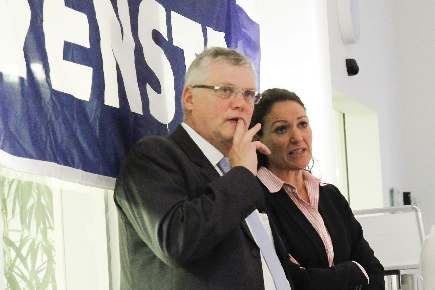 Venstres formand Jørgen Eirfeldt og daværende borgmesterkandidat Annette Wiencken, da valgnederlaget i 2013 er en realitet. Seks år senere brød hun med Venstre.