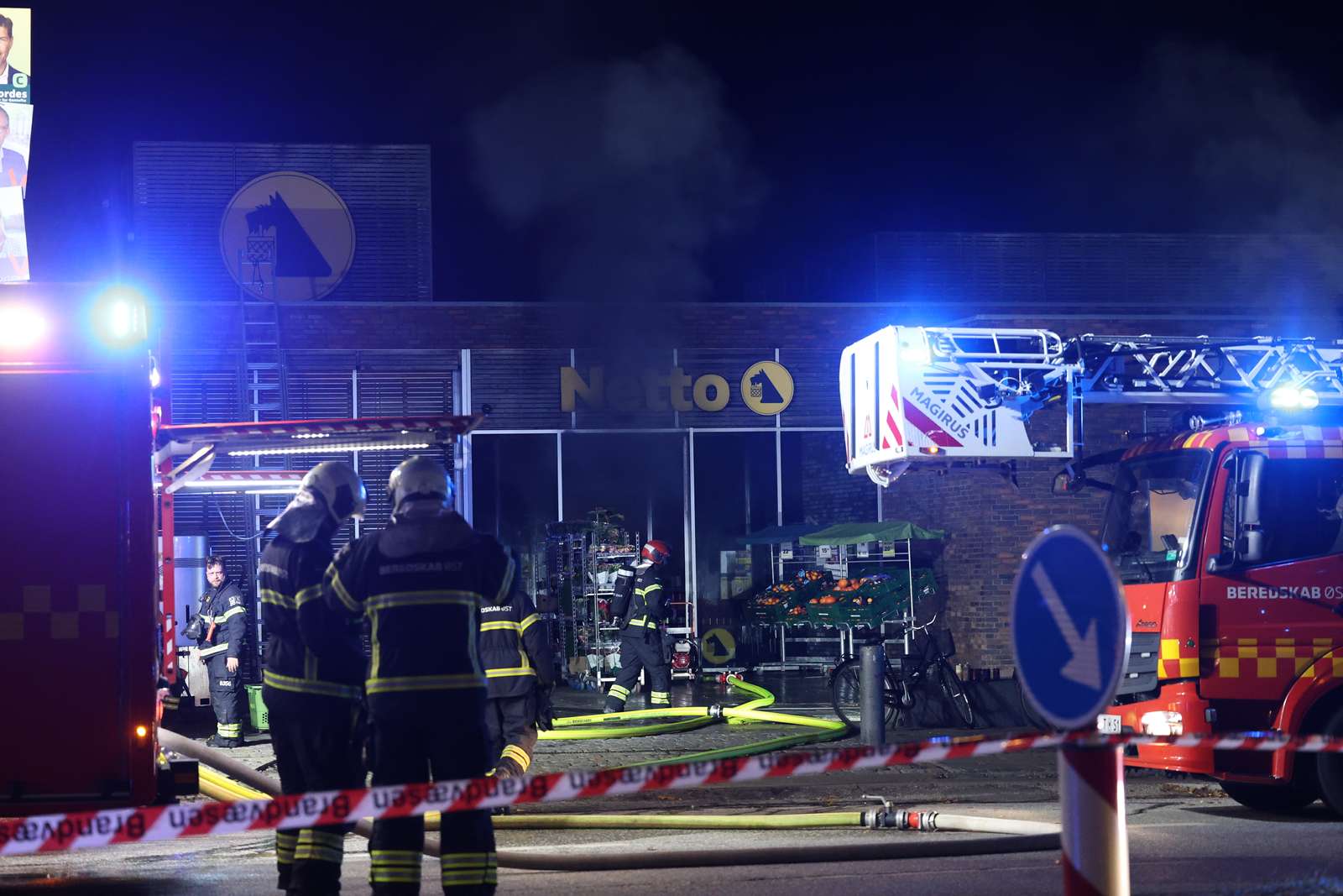 I flere måneder har Netto-butikken stået tom og afspærret. Først nu - fire måneder senere - er arbejdet med at restaurere butikken gået i gang.