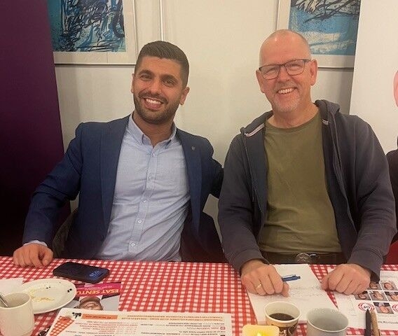 Lars Prier (DF) til højre er genvalgt og det er Esat Sentürk (R) også. Her ses de under valgkampen til debat i Charlottekvarteret. - Privatfoto Lars Prier (DF) til højre er genvalgt og det er Esat Sentürk (R) også. Her ses de under valgkampen til debat i Charlottekvarteret.