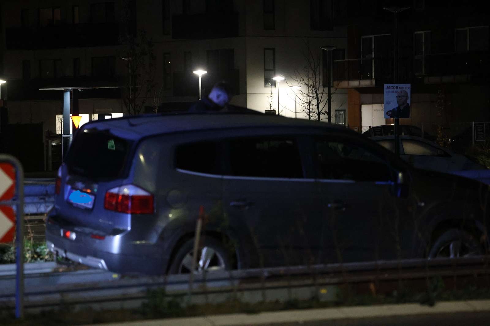 Den fulde bilist endte med at sidde fast med sin bil.