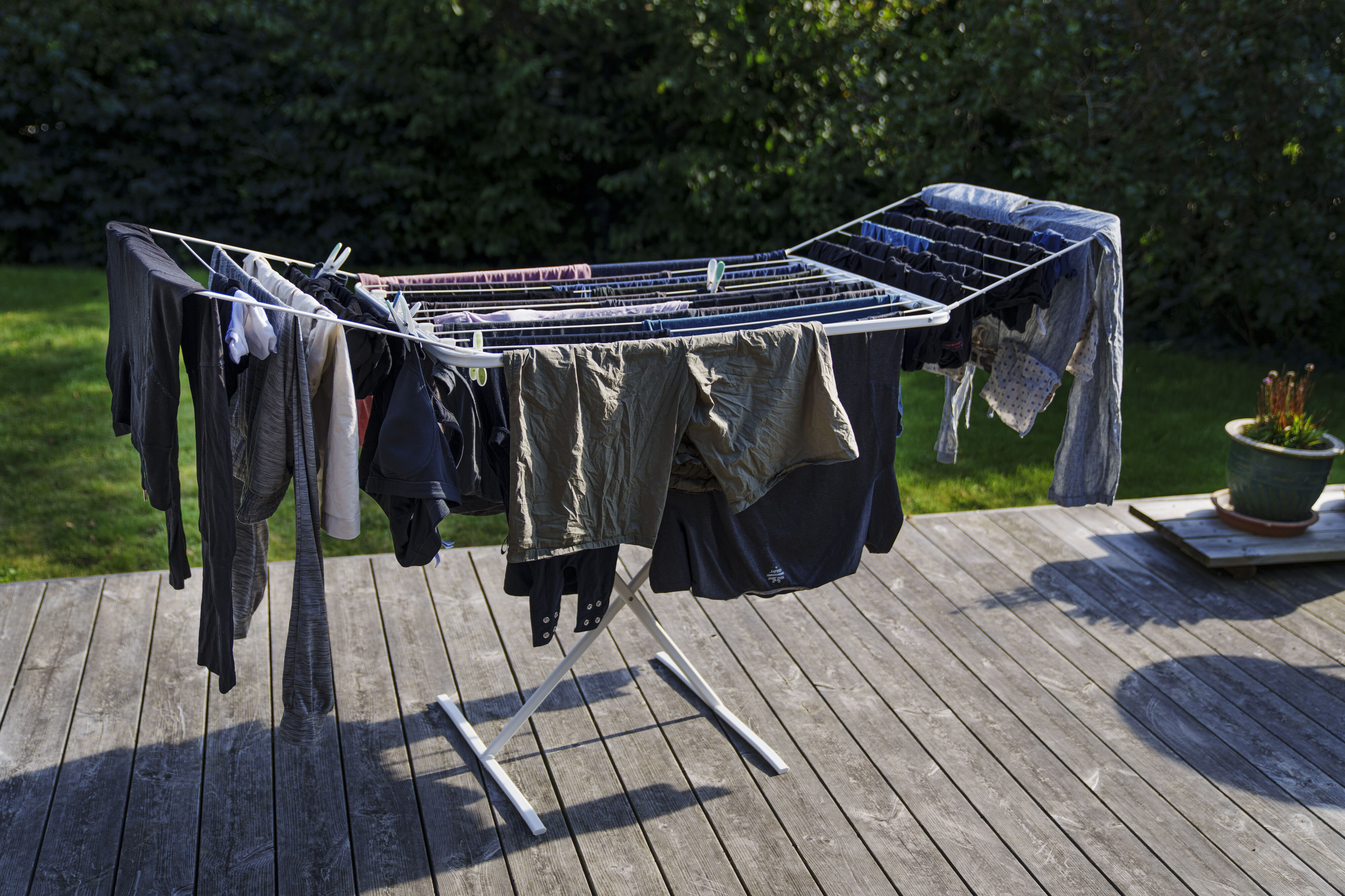 Det er en god idé at lufttørre sit tøj i stedet for at bruge en tørretumbler, siger Christel Søgaard Kirkeby fra Forbrugerrådet Tænk. Det sparer både energi og penge, understreger hun. (Arkivfoto).