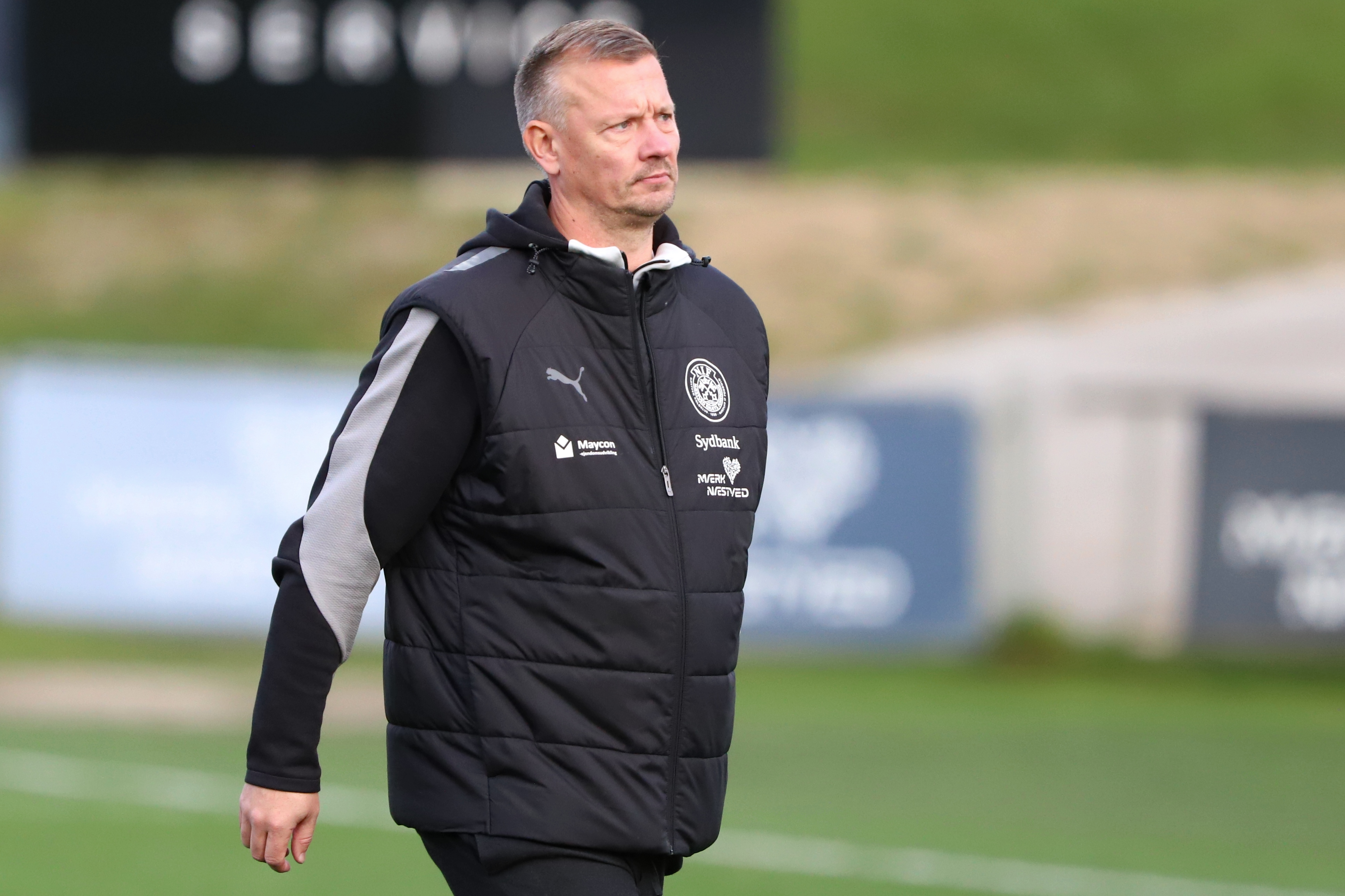 Peter Dinesen er igen blevet fastansat som sportschef i Næstved BK, men kun på deltid, hvilket afspejler klubbens fortsat begrænsede økonomi.