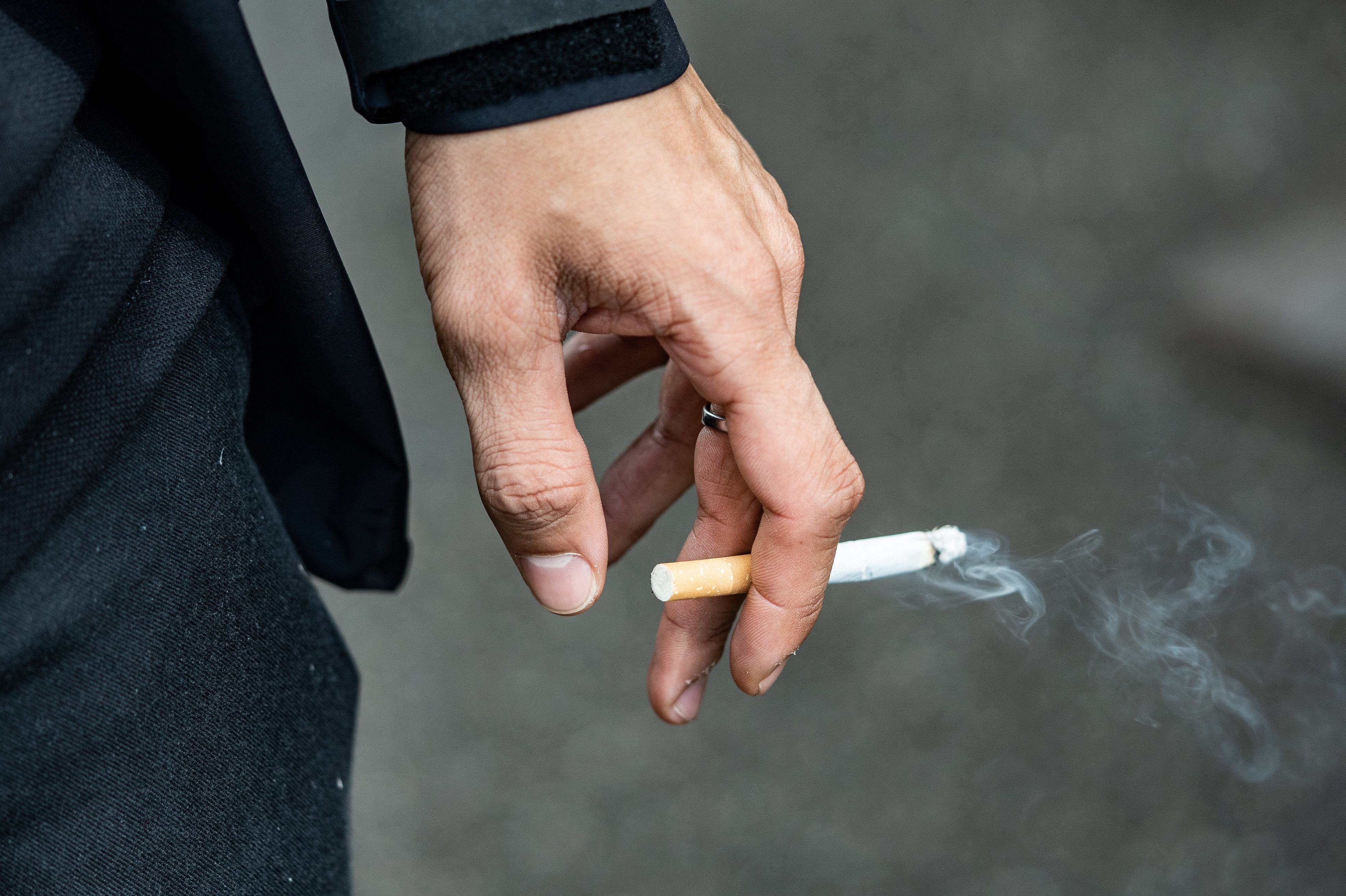 I slutningen af januar beslaglagde politiet flere maskiner i en sag om ulovlig cigaretproduktion. Nu er sigtelsen udvidet. (Arkivfoto)