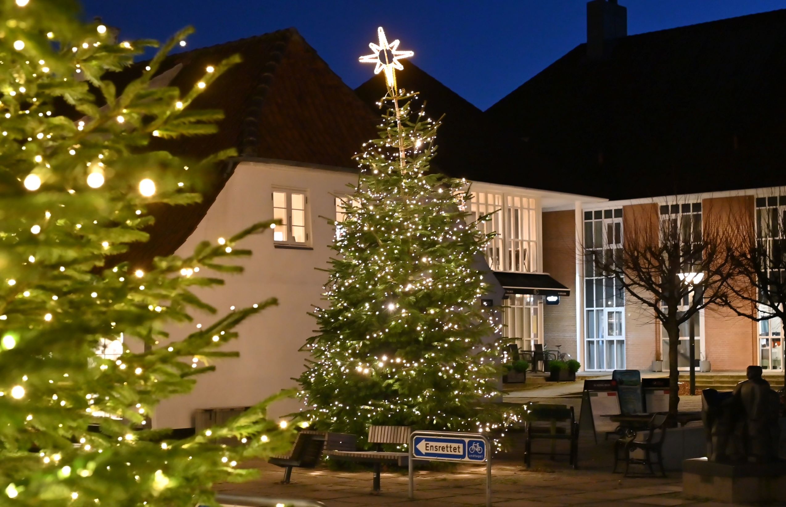 På lørdag kommer der igen lys i juletræet i Fredensborg.