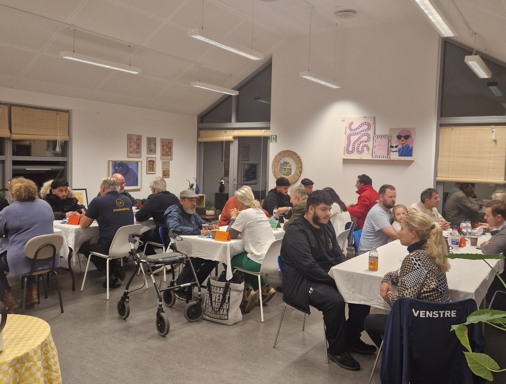 Der blev grinet, lyttet og spurgt nysgerrigt, mens beboere og kandidater delte ord og indtryk i et tempo, der holdt energien oppe og barriererne nede.