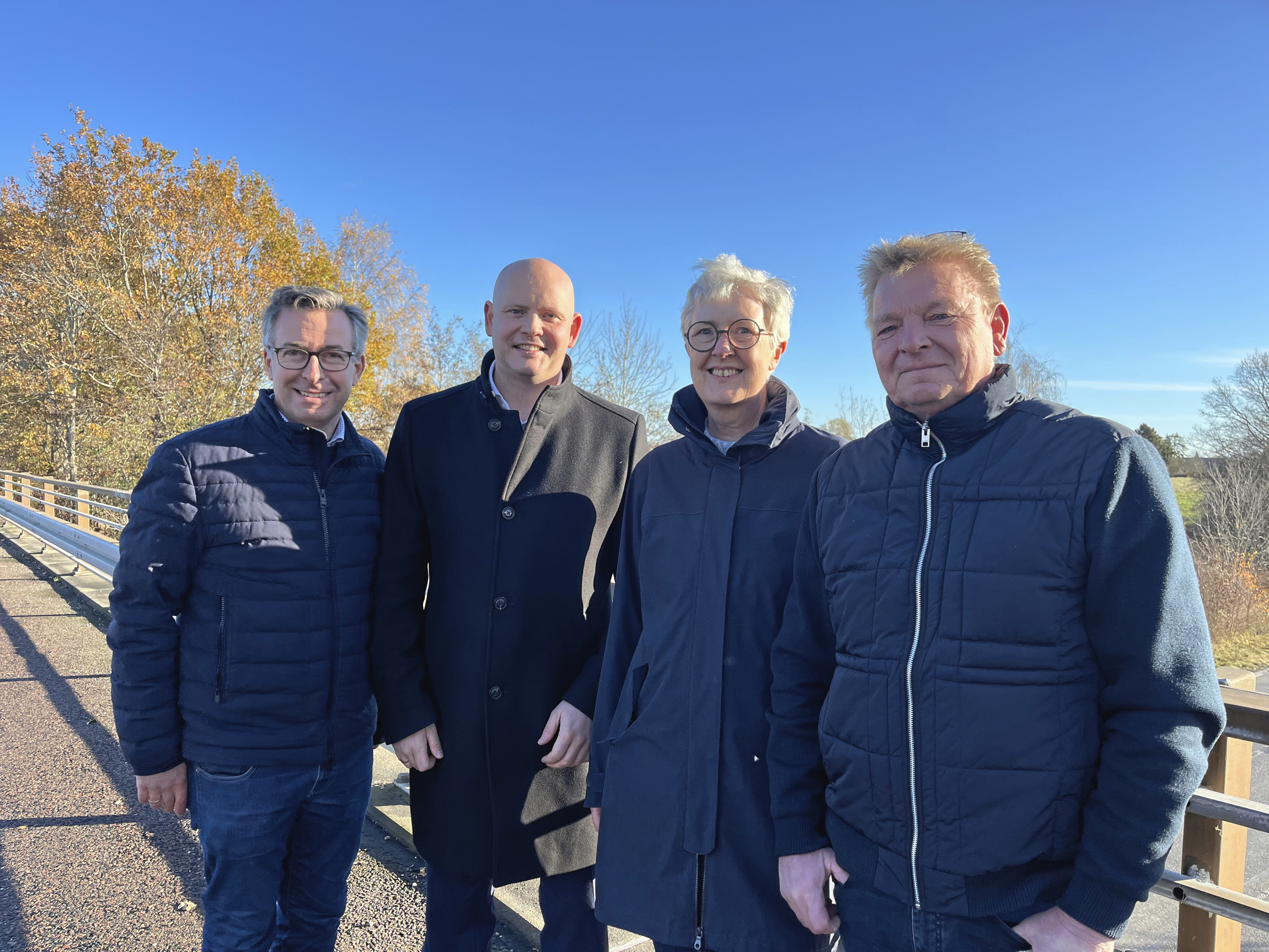 I bidende kulde stod Hans Andersen (V), Jakob Engel-Schmidt (M), Kirsten Jensen (S) og Dan Riise (V) og præsenterede planen.