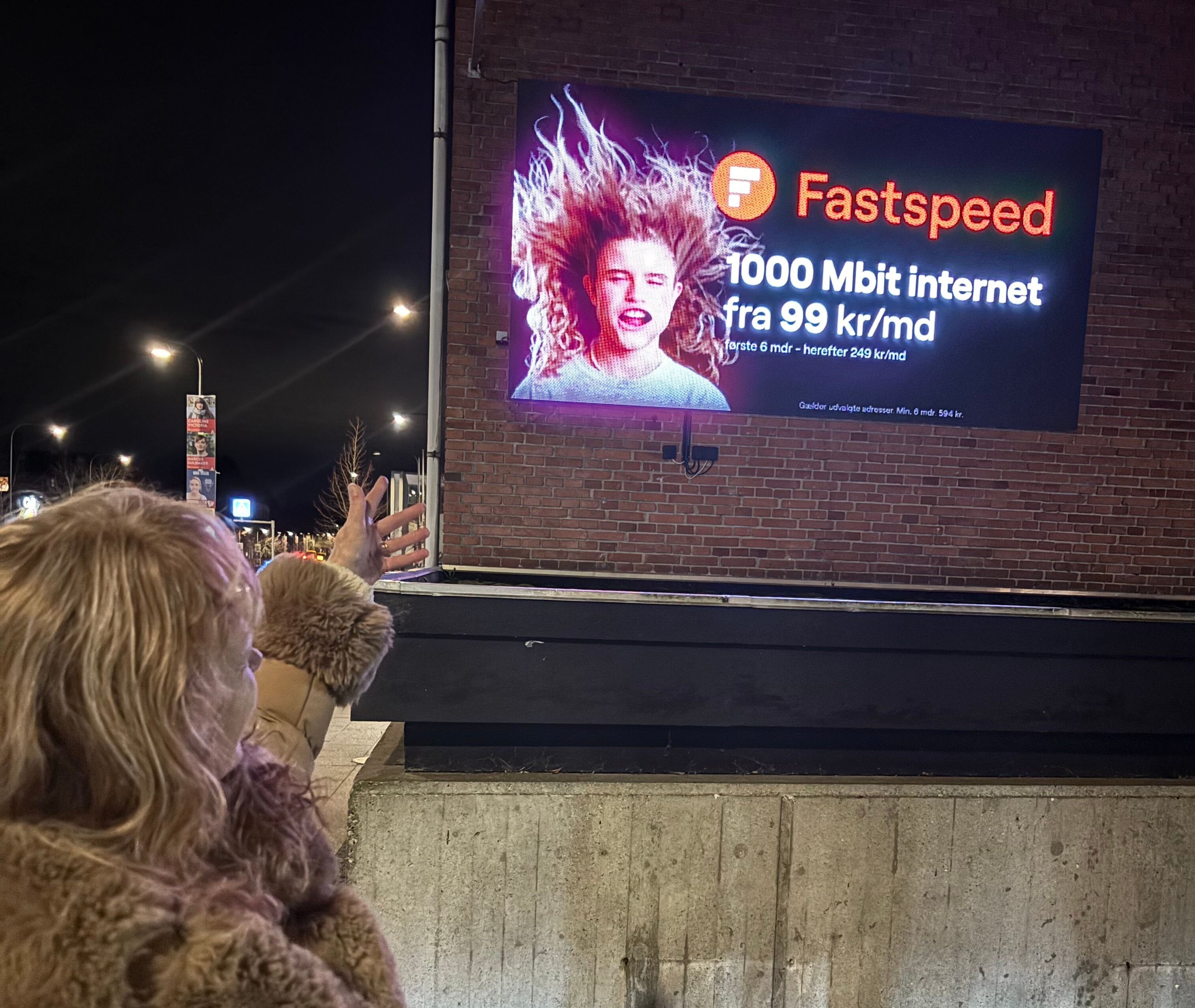 Det digitale reklameskilt er tændt fra klokken 06 til 23.