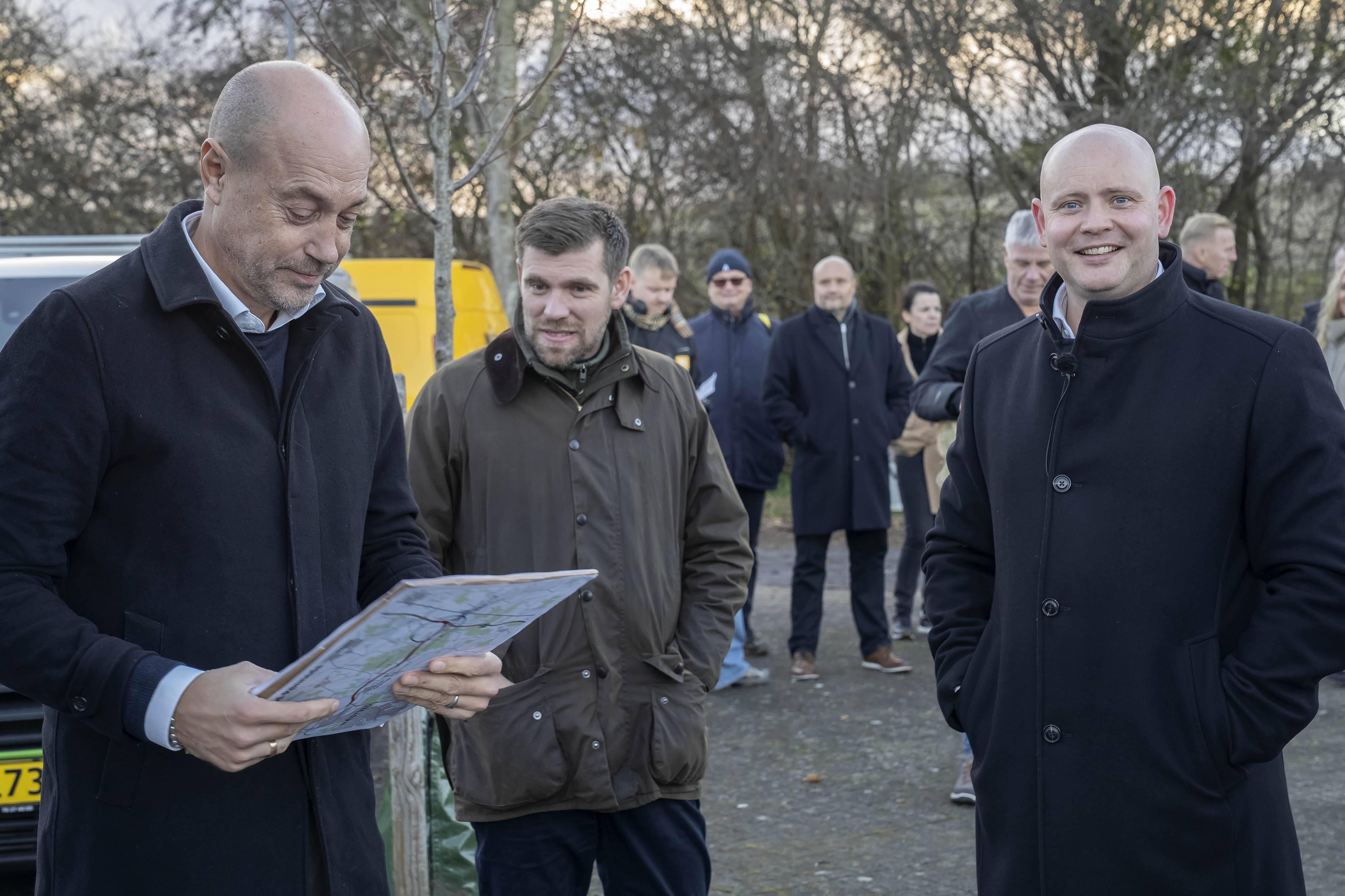 Magnus Heunicke (S), Morten Dahlin (V) og Jakob Engel-Schmidt var de glade givere dagen inden kommunalvalget. Foto: Jens Wollesen