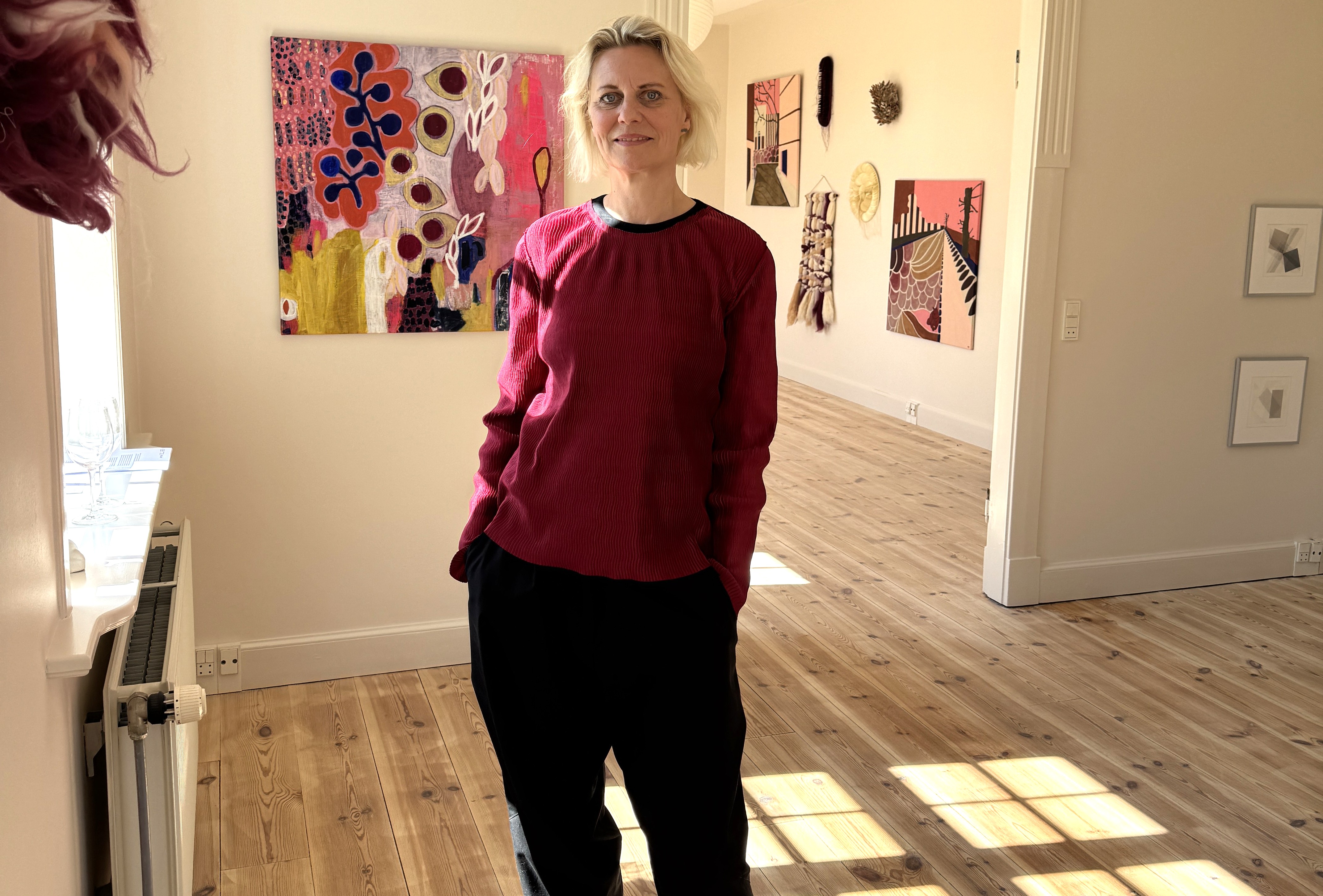 Designer og kunst-håndvæver Jeanett Knipschildt er indehaver af det nye Galleri Dyrehøj på Dyrehøj Vingård.