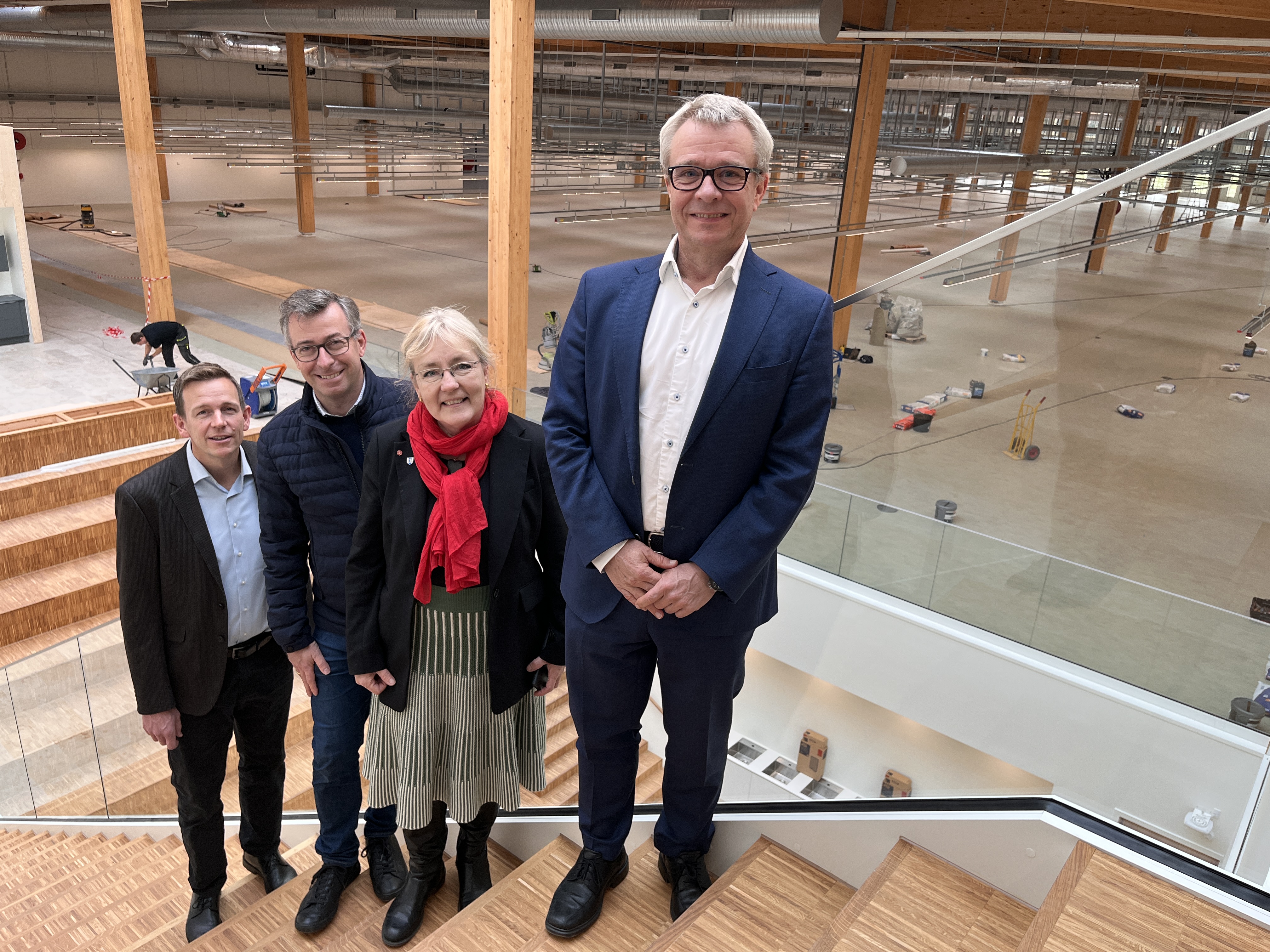 Kim Vejby Hansen (th), direktør hos Foss, viste borgmester Tina Tving Stauning (S) - samt Hans Andersen (V) og Rasmus Stoklund (S), folketingsmedlemmer valgt i Frederikssundkredsen, rundt i den nye fabrik i Vinge.