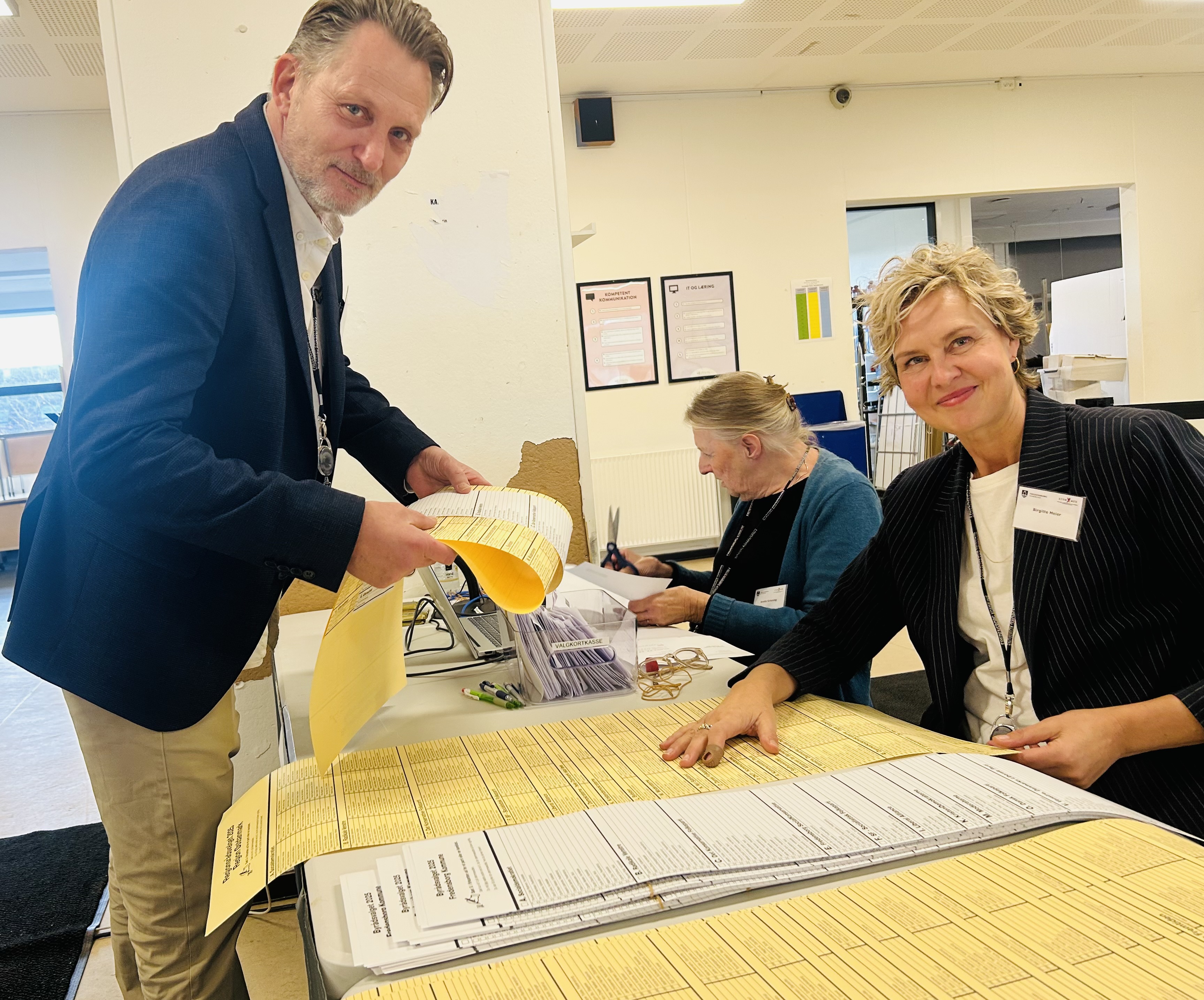 Steen Løfstrøm stemte på Humlebæk Skole, hvor han også er valgtilforordnet, tirsdag formiddag. Det er i øvrigt Steen Løfstrøms kone, der her udleverer stemmesedlen til DF-politikeren.