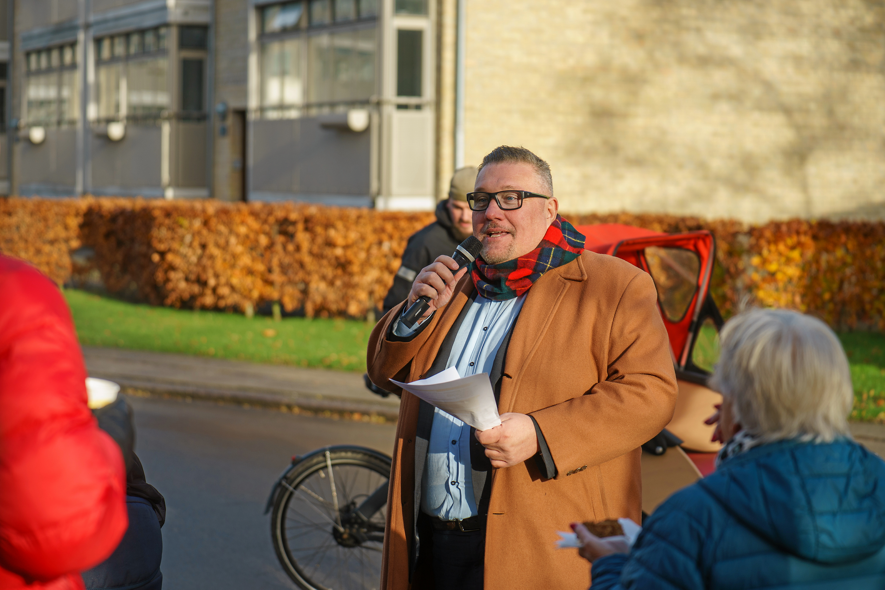 Amin Jensen sang og underholdte på vej mod stemmeurnerne.