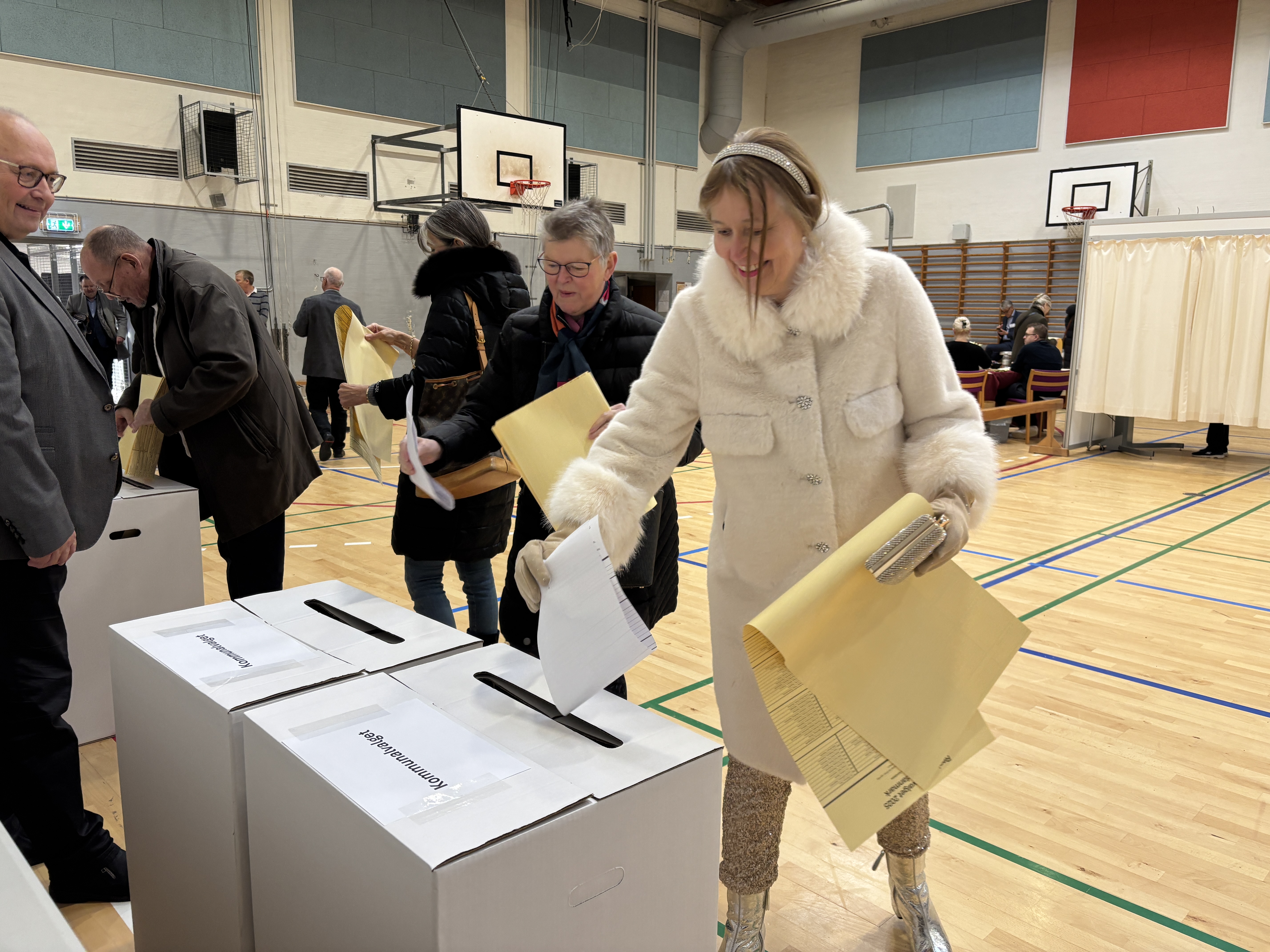 Stemmesedlerne til kommunal- og regionrådsvalget stoppes ned i stemmeurnerne på Hørsholm Skole.