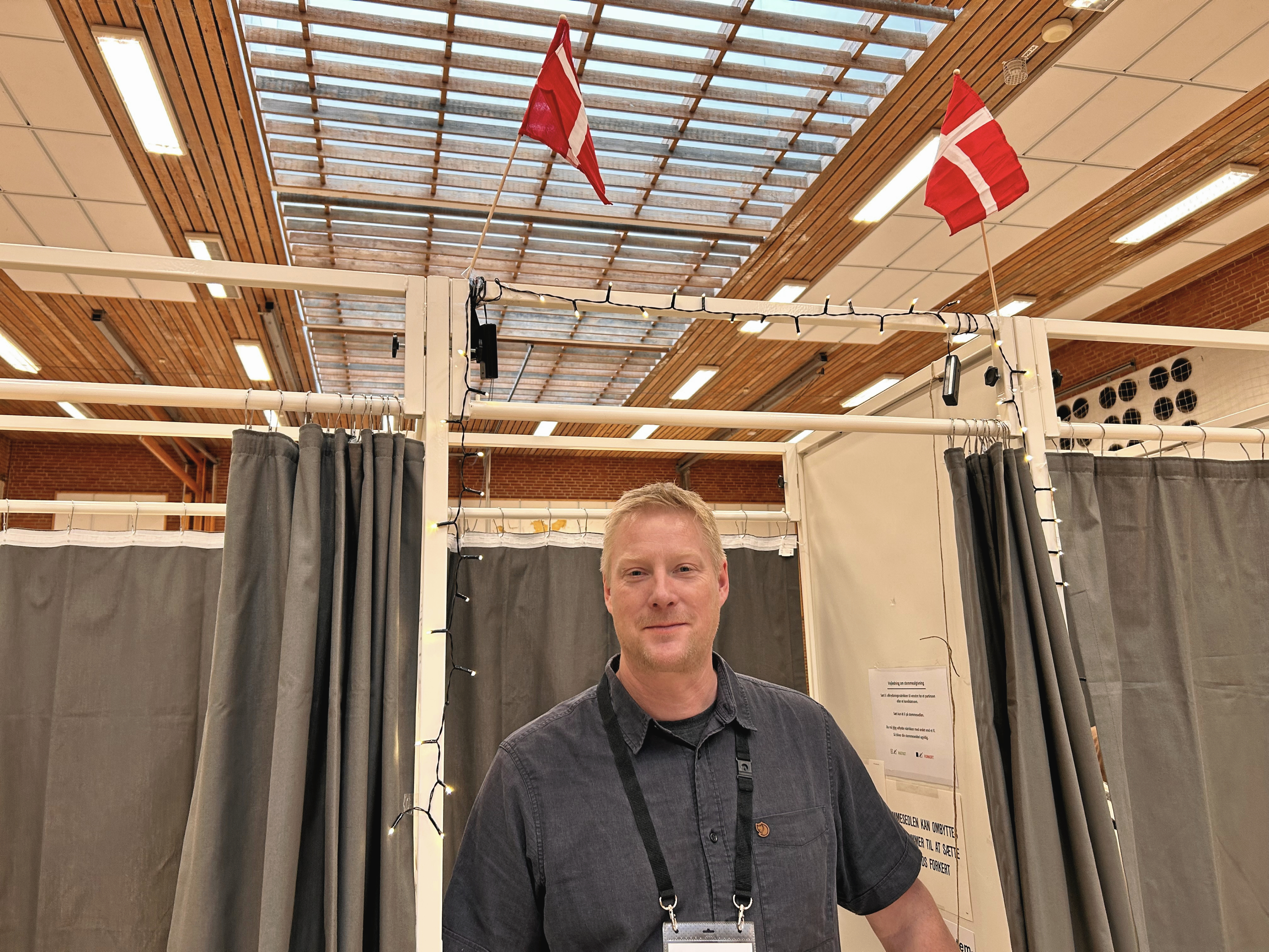 Få forklaringen på, hvorfor der er flag og og lyskæde på den ene valgboks.