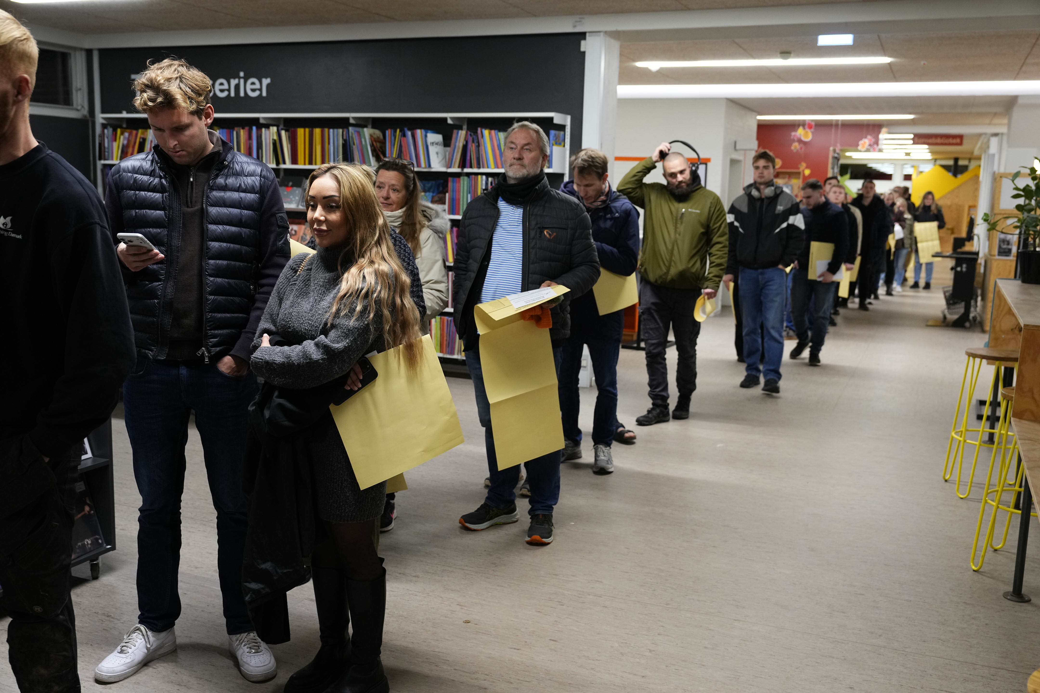 Der var fortsat kø på biblioteket, da klokken ramte 20.
