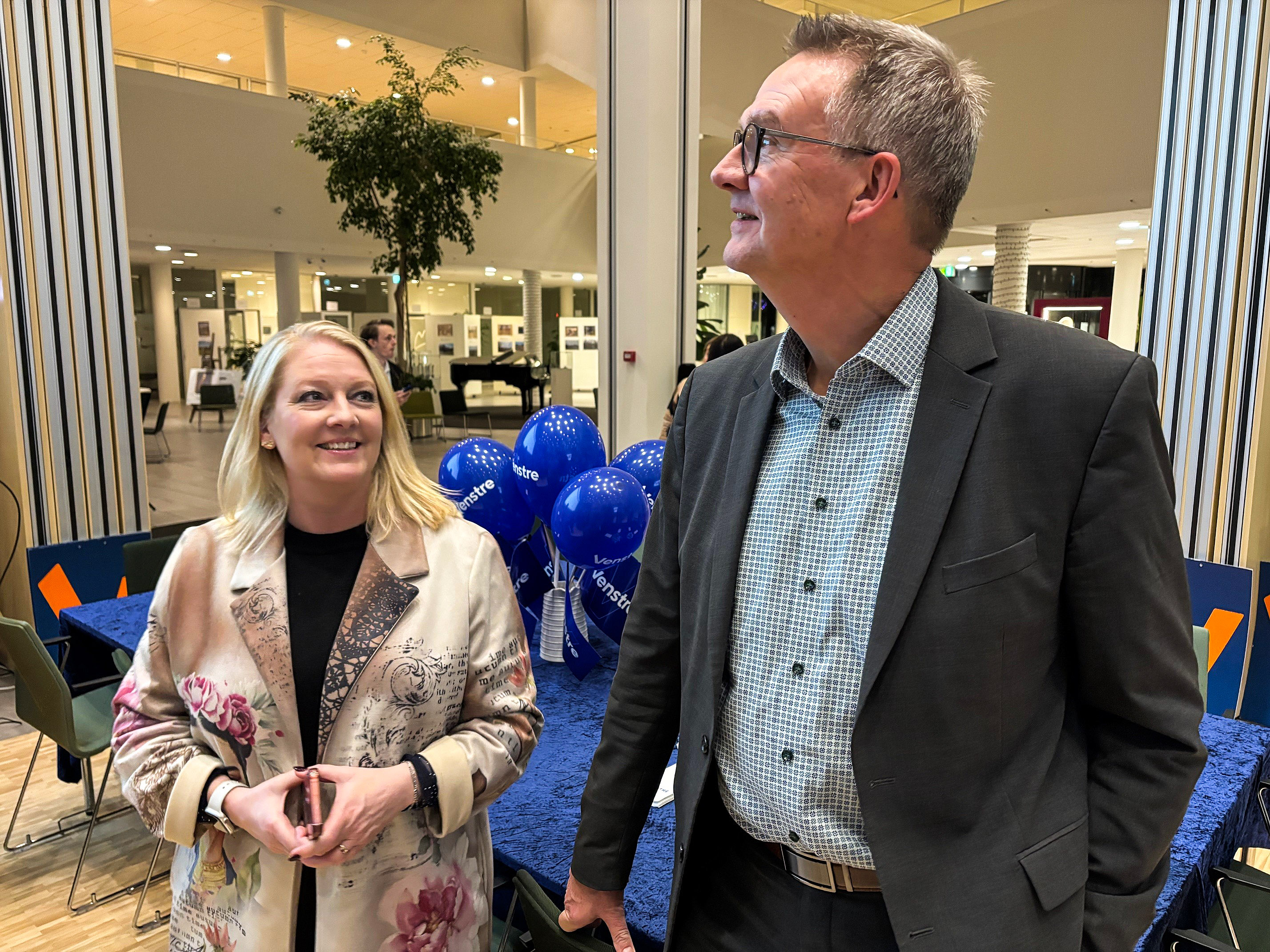 To af Egedals borgmesterkandidater, Vicky Holst Rasmussen (S) og Karsten Søndergaard (V)) venter på de første resultater tirsdag aften.