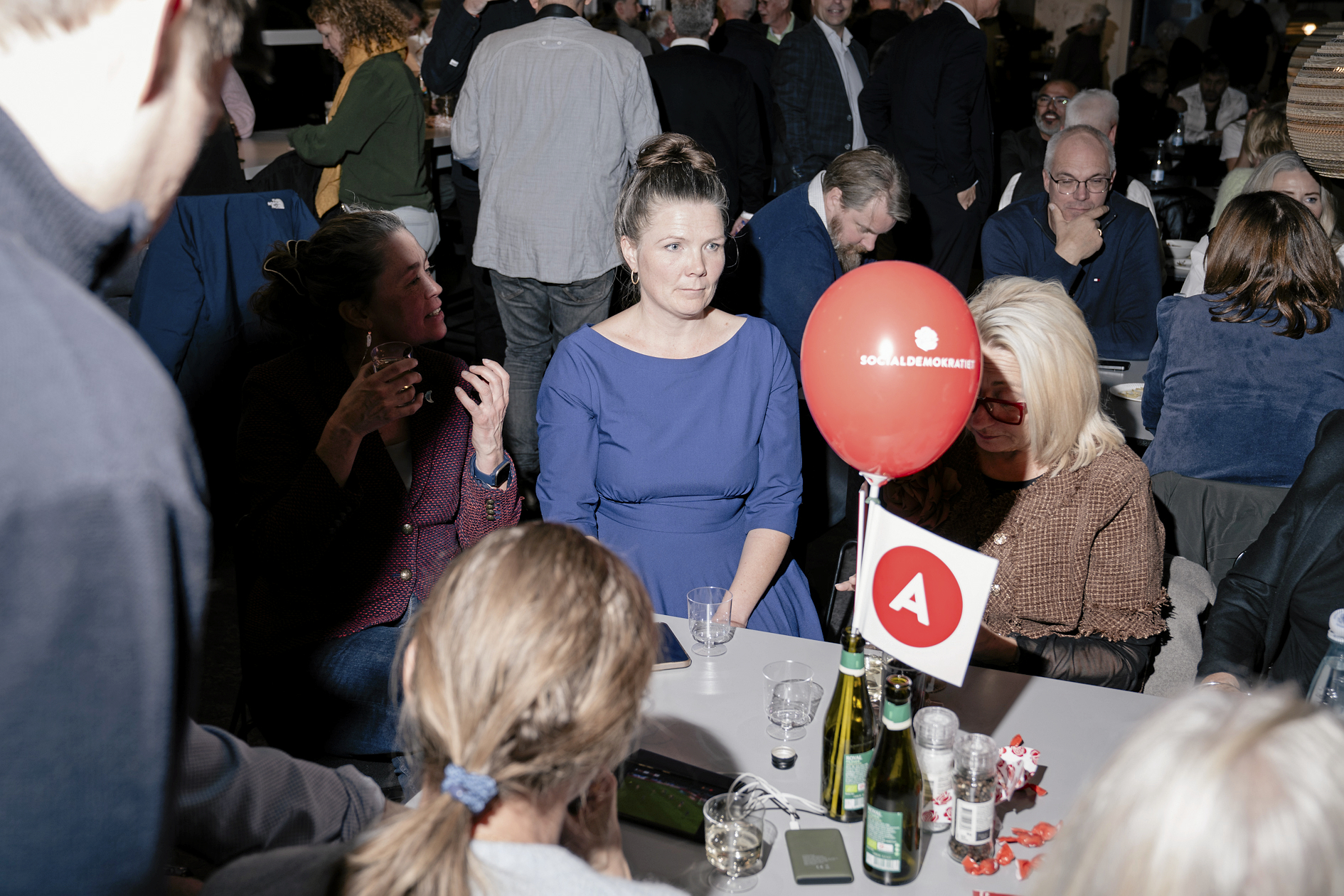 Marie Stærke (S), borgmester i Køge, sidder til bords med sine partikolleger på valgaftenen.