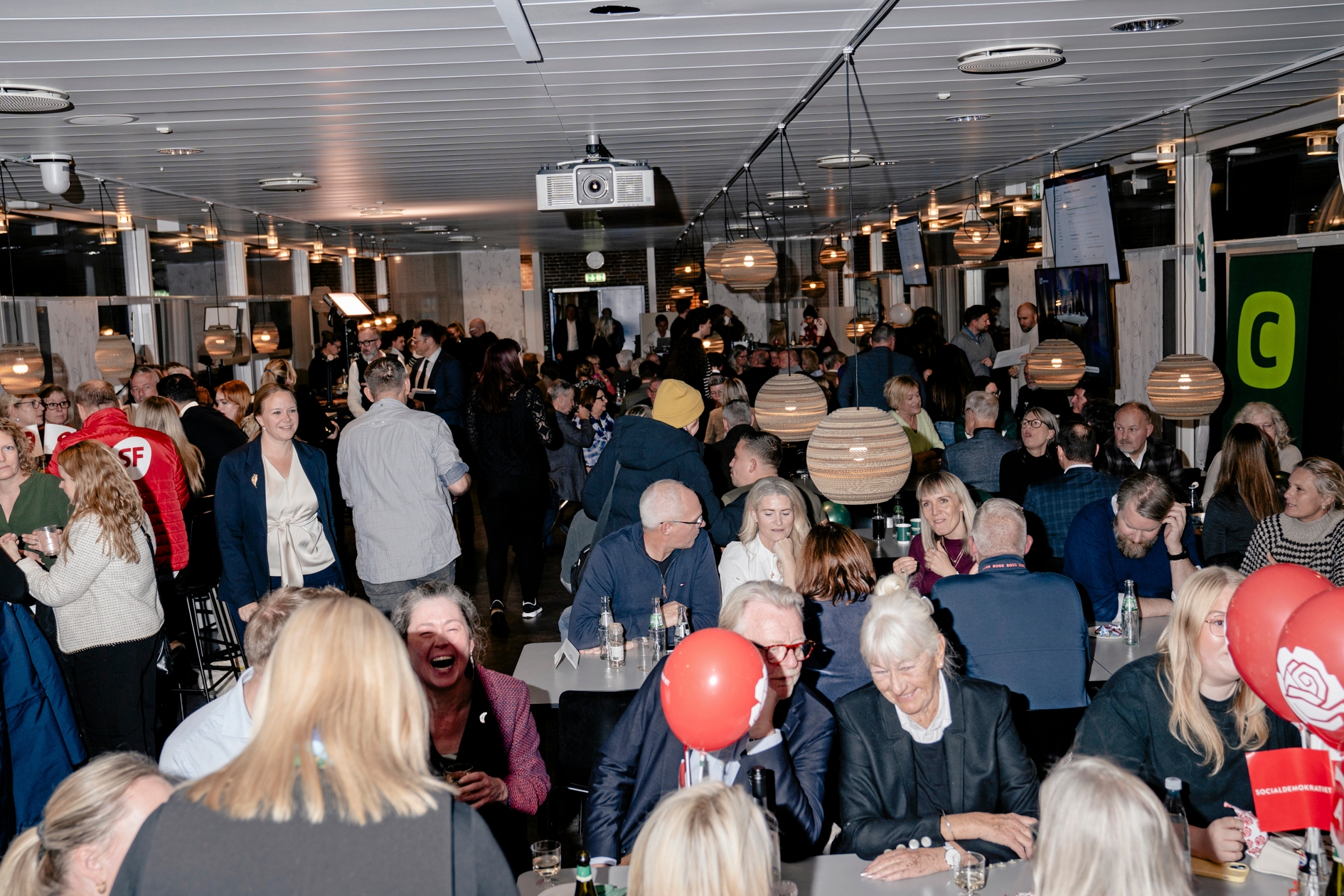 Opbuddet var aftenen igennem enormt stort i rådhuskantinen, hvor presse- parti- og godtfolk lagde vejen forbi. - Kasper Krupsdahl Opbuddet var aftenen igennem enormt stort i rådhuskantinen, hvor presse- parti- og godtfolk lagde vejen forbi.