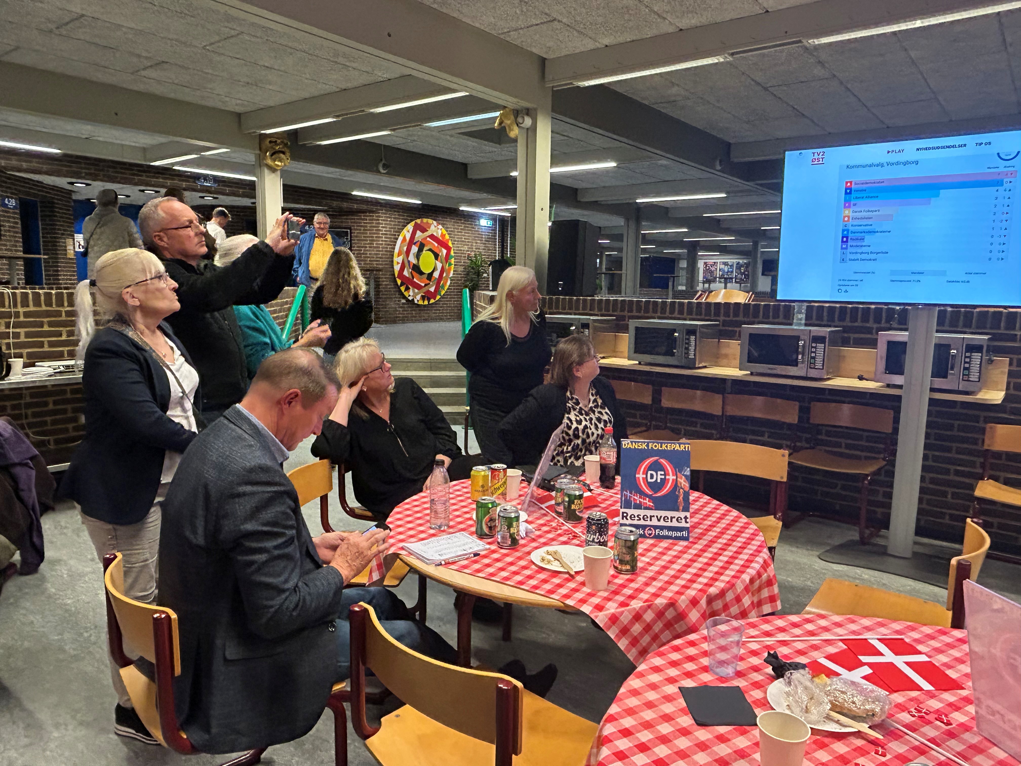 Der blev blitzet med mobilkameraerne, da mandatfordelingen kom på tavlen.