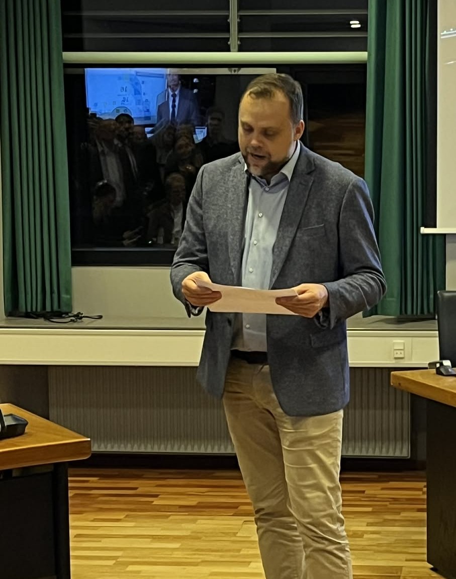 Steffen Jensen bekendtgør resultatet i byrådssalen