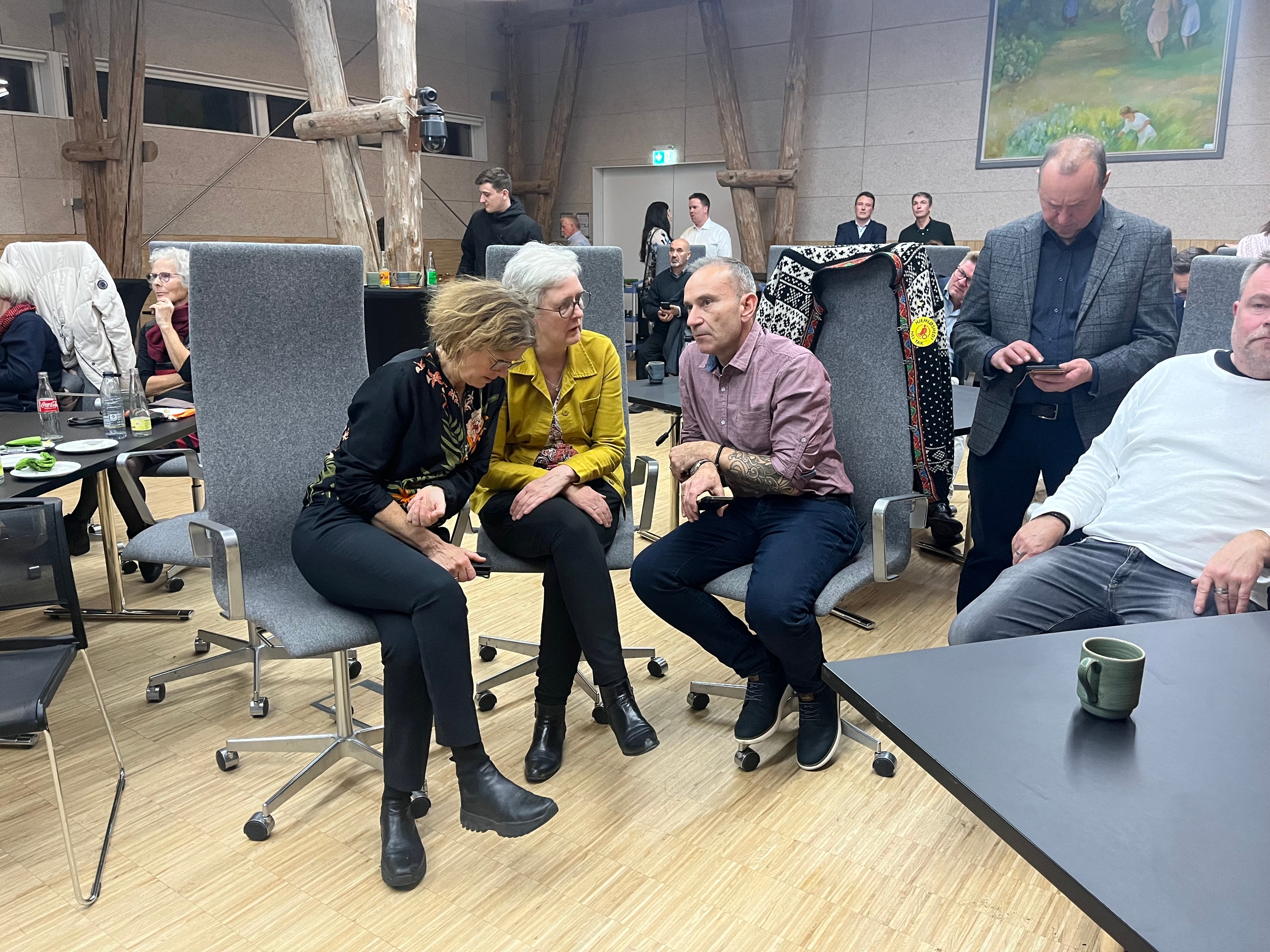 Christina Thorholm (RV), Kirsten Jensen (S) i midten og Lars Elbrandt (SF) på valgnatten. - Janne Mulvad Christina Thorholm (RV), Kirsten Jensen (S) i midten og Lars Elbrandt (SF) på valgnatten.