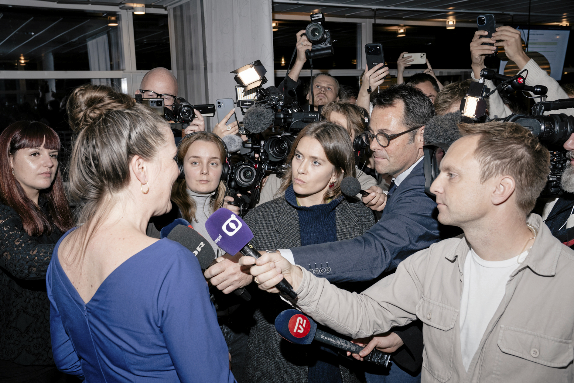 Et enormt medieopbud stod klar, da Marie Stærke erkendte det klare valgnederlag.