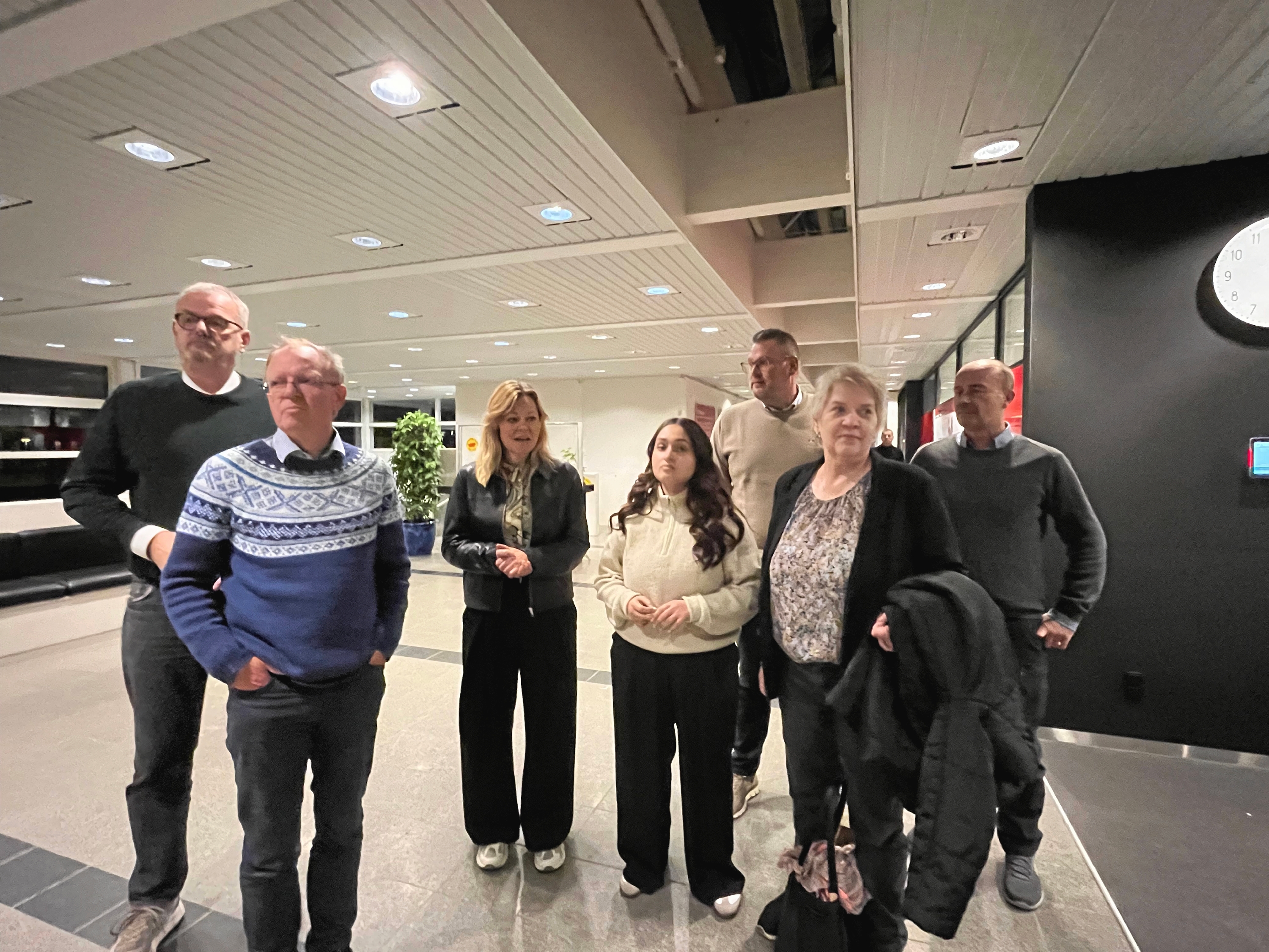 Forhandlingspartierne efter kommunalvalgsaftenen 18. november. Fra venstre er det Lars Gravgaard Hansen (K), Helge Bo Jensen (Ø), Vivi Nør Jacobsen (SF), Hediye Temiz (R), Mikkel Skovby (L), Tina B. Nielsen (DF) og Michael Melchert (LA) - Christian Ambæk Forhandlingspartierne efter kommunalvalgsaftenen 18. november. Fra venstre er det Lars Gravgaard Hansen (K), Helge Bo Jensen (Ø), Vivi Nør Jacobsen (SF), Hediye Temiz (R), Mikkel Skovby (L), Tina B. Nielsen (DF) og Michael Melchert (LA)