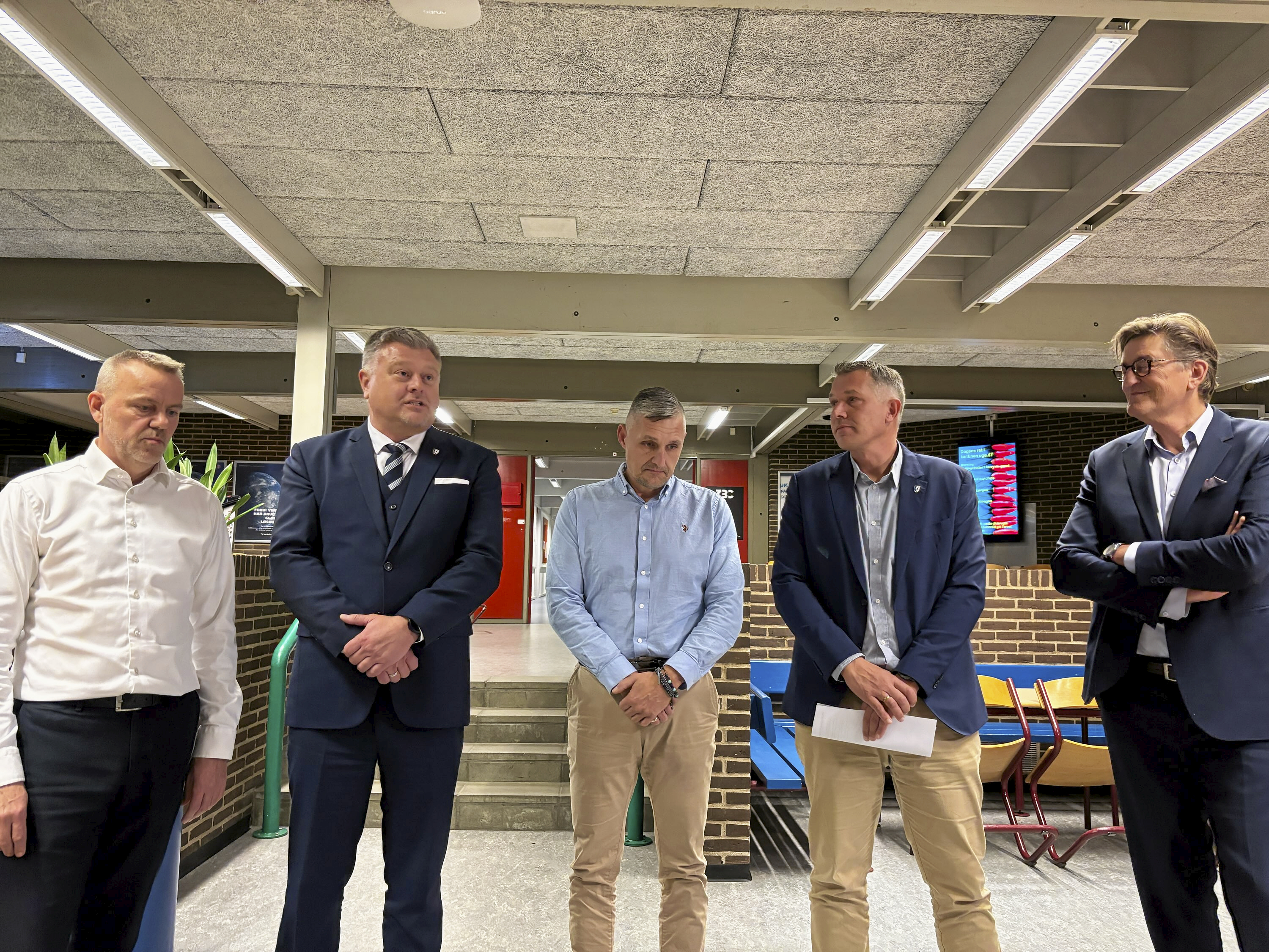 Her er den nye flertalsgruppe. Fra venstre er det Jesper Adler (K), Søren Hansen (DF), Glenn Hansen (DF), ny borgmester Michael Seiding Larsen og ny viceborgmester Jakob Helles.