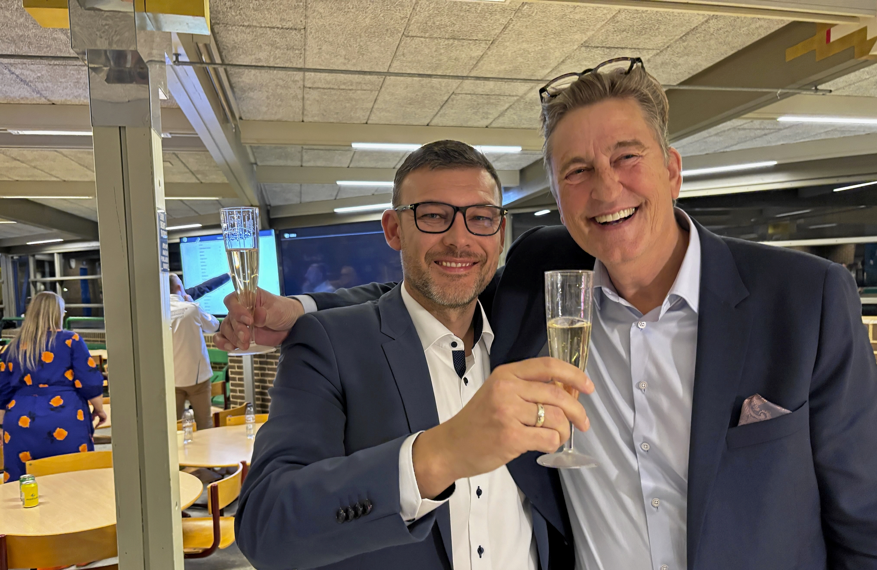 Ulrik Kromann (tv.) og Jakob Helles drikker champagne efter kommunalvalget 2025. - J.C. Borre Larsen Ulrik Kromann (tv.) og Jakob Helles drikker champagne efter kommunalvalget 2025.