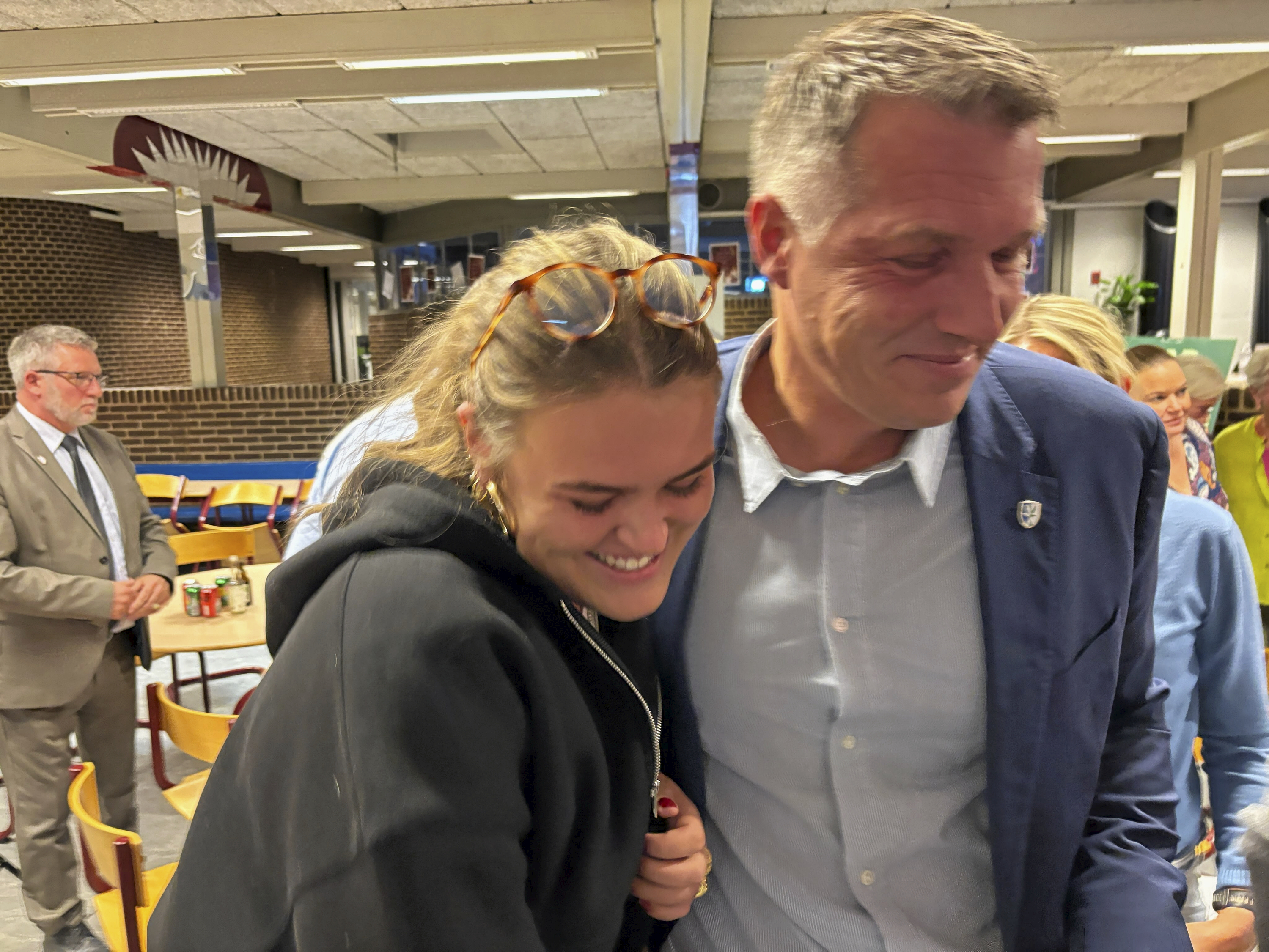 Far er ny borgmester. Michael Seiding Larsen (V) får et kram af sin datter efter valgsejren.