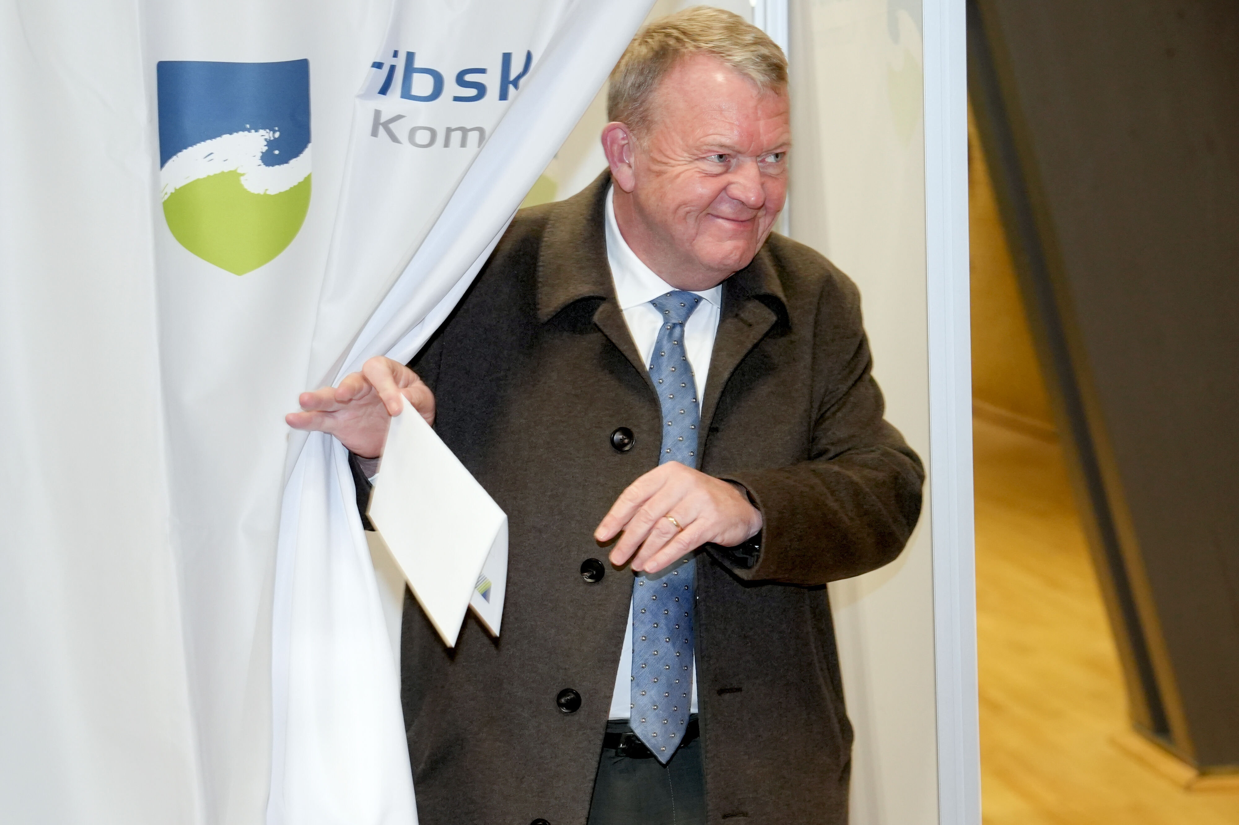 Lars Løkke Rasmussen stemte tirsdag i Græsted Gribskov-Hallen.