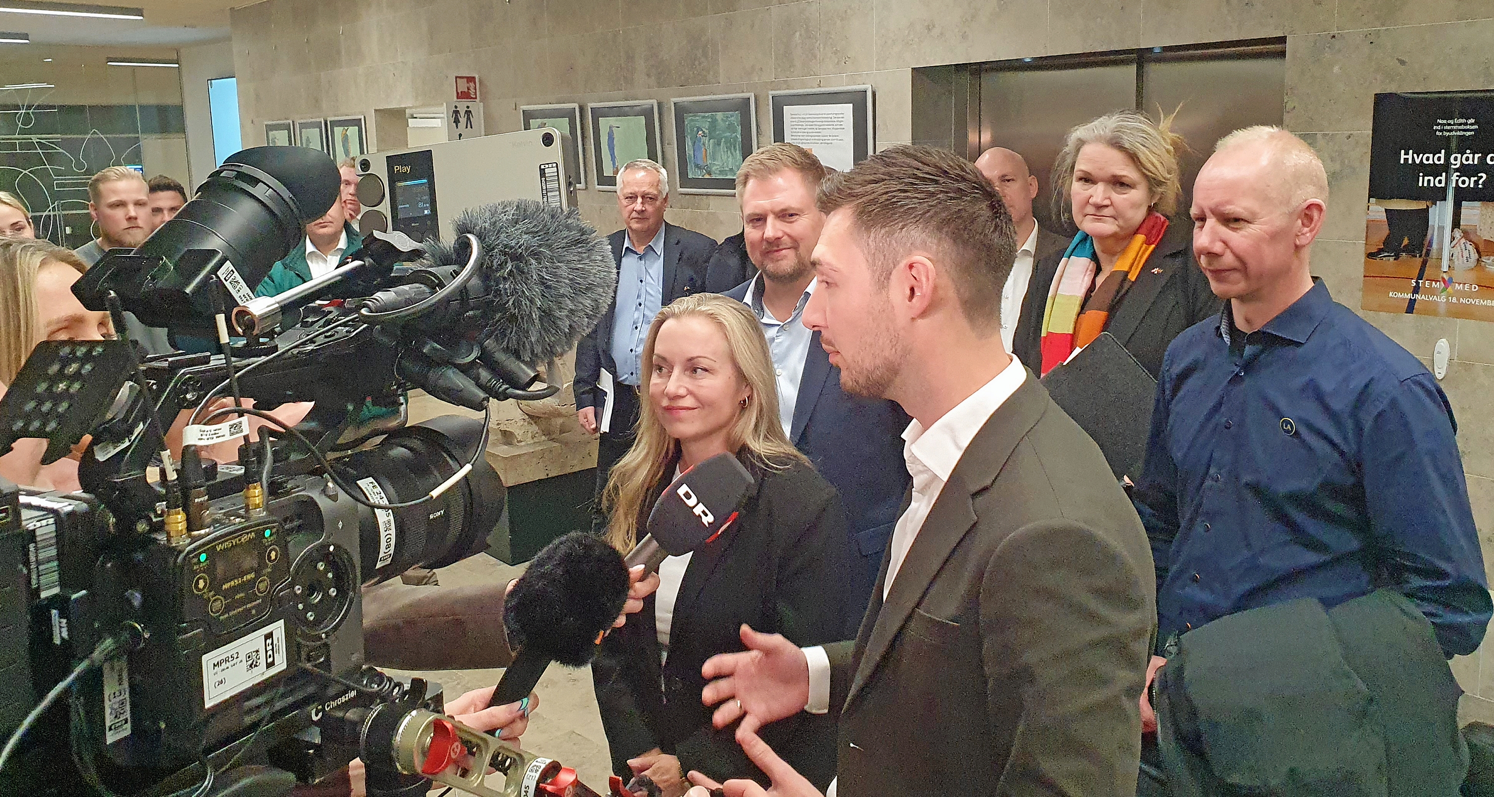 Christoffer Lorenzen bliver borgmester og Annette Rieva (V) viceborgmester. Bag ved dem ses Thomas Elong fra Moderaterne, Jette Juul fra DF og Mathias Skarby fra Liberal Alliance. - Mette Dolmer Thygesen Christoffer Lorenzen bliver borgmester og Annette Rieva (V) viceborgmester. Bag ved dem ses Thomas Elong fra Moderaterne, Jette Juul fra DF og Mathias Skarby fra Liberal Alliance.