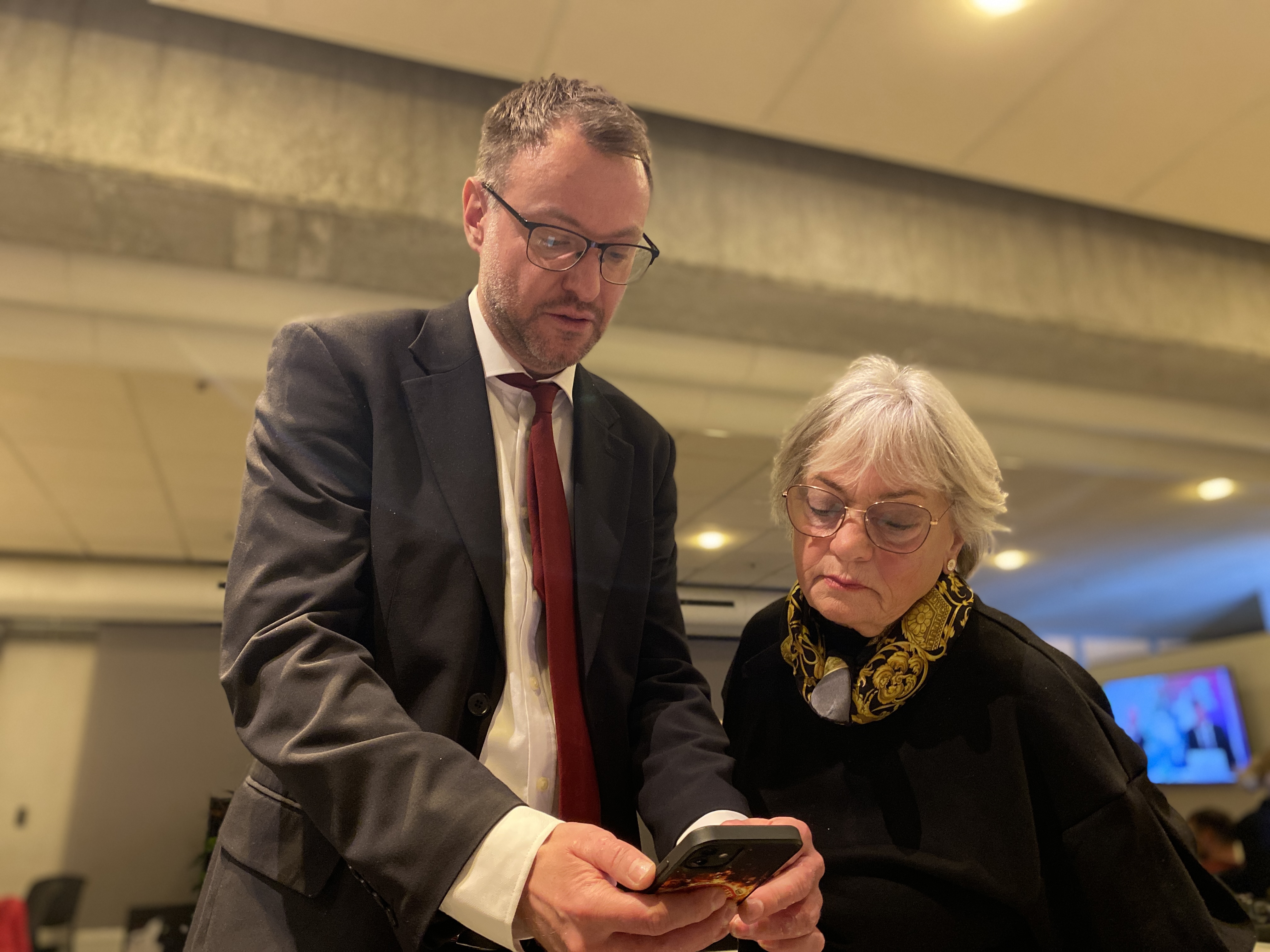 PIa Kjærsgaard blev stemmesluger ved det netop afholdte regionsvalg. Her står hun på valgnatten med Peter Westermann fra SF. Sammen kunne de konstatere, at deres to partier, trods gode valg og over ti procent af stemmerne hver, står uden for konstitueringsaftalen i det nye regionsråd.