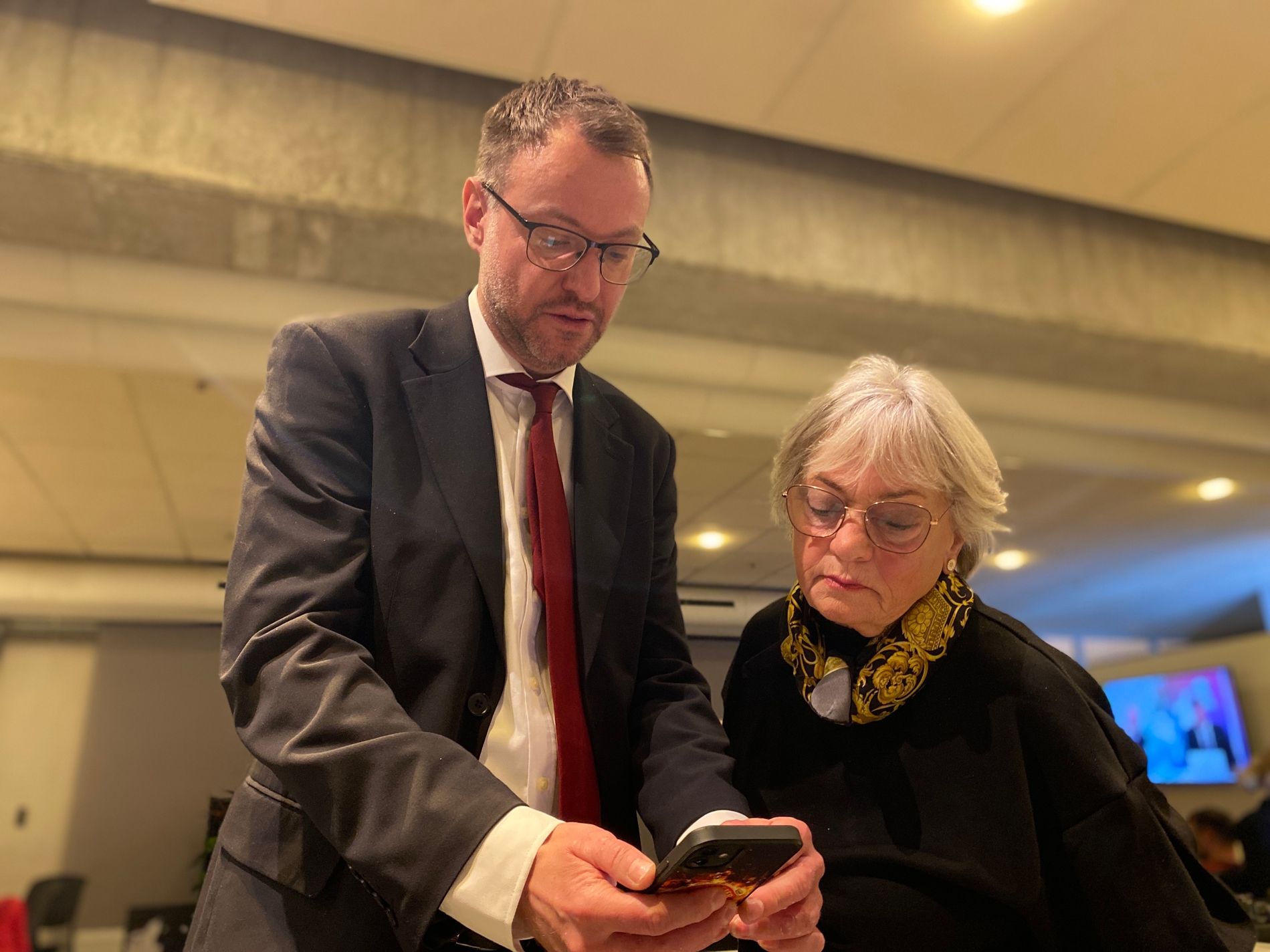 Peter Westermann fra SF og Pia Kjærsgaard kigger på foreløbige optællinger i løbet af aftenen. - Tomas Revsbech Peter Westermann fra SF og Pia Kjærsgaard kigger på foreløbige optællinger i løbet af aftenen.