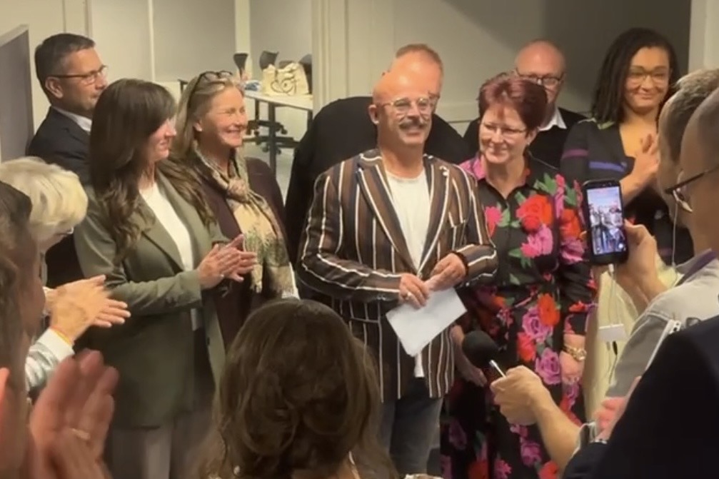 Op til valget lovede Mikael Ralf Larsen (SF) at rulle en lønstigning til Kommunalbestyrelsen tilbage. Nu hæver Lejres nye borgmester og det øvrige flertal lønrammen til den grænse, lovgivningen fastsætter.