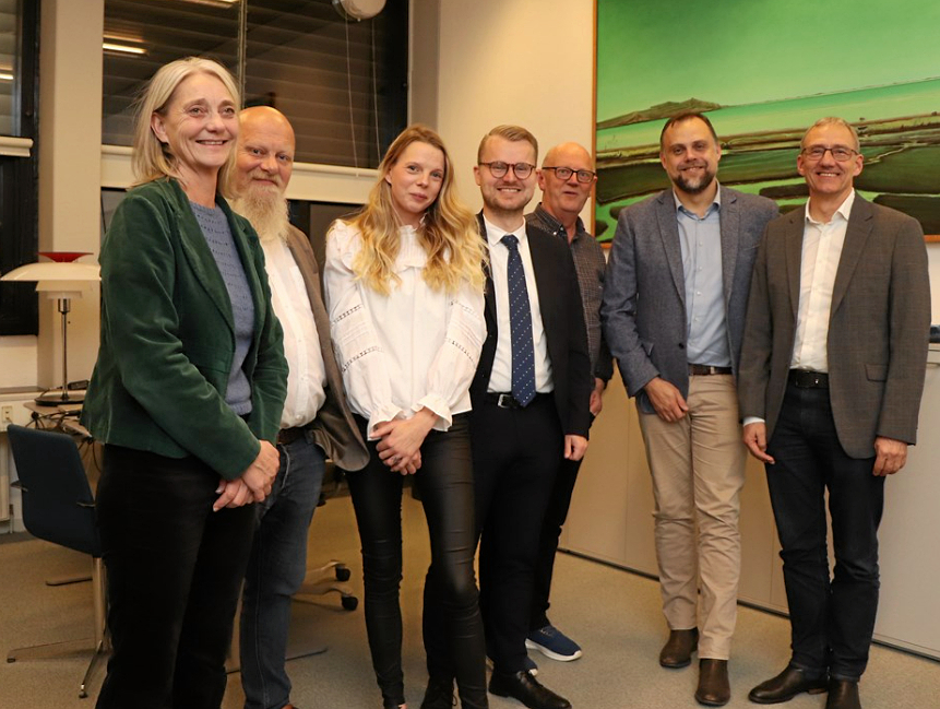 Seks partier er en del af konstitueringen i Halsnæs Kommune, hvor Steffen Jensen (nr. to fra højre) er genvalgt som borgmester. Tre partier står udenfor