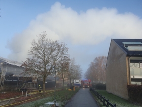 Der var en stor røgsøjle over den brændende bygning. - Martik Stokkebro Moestrup Der var en stor røgsøjle over den brændende bygning.