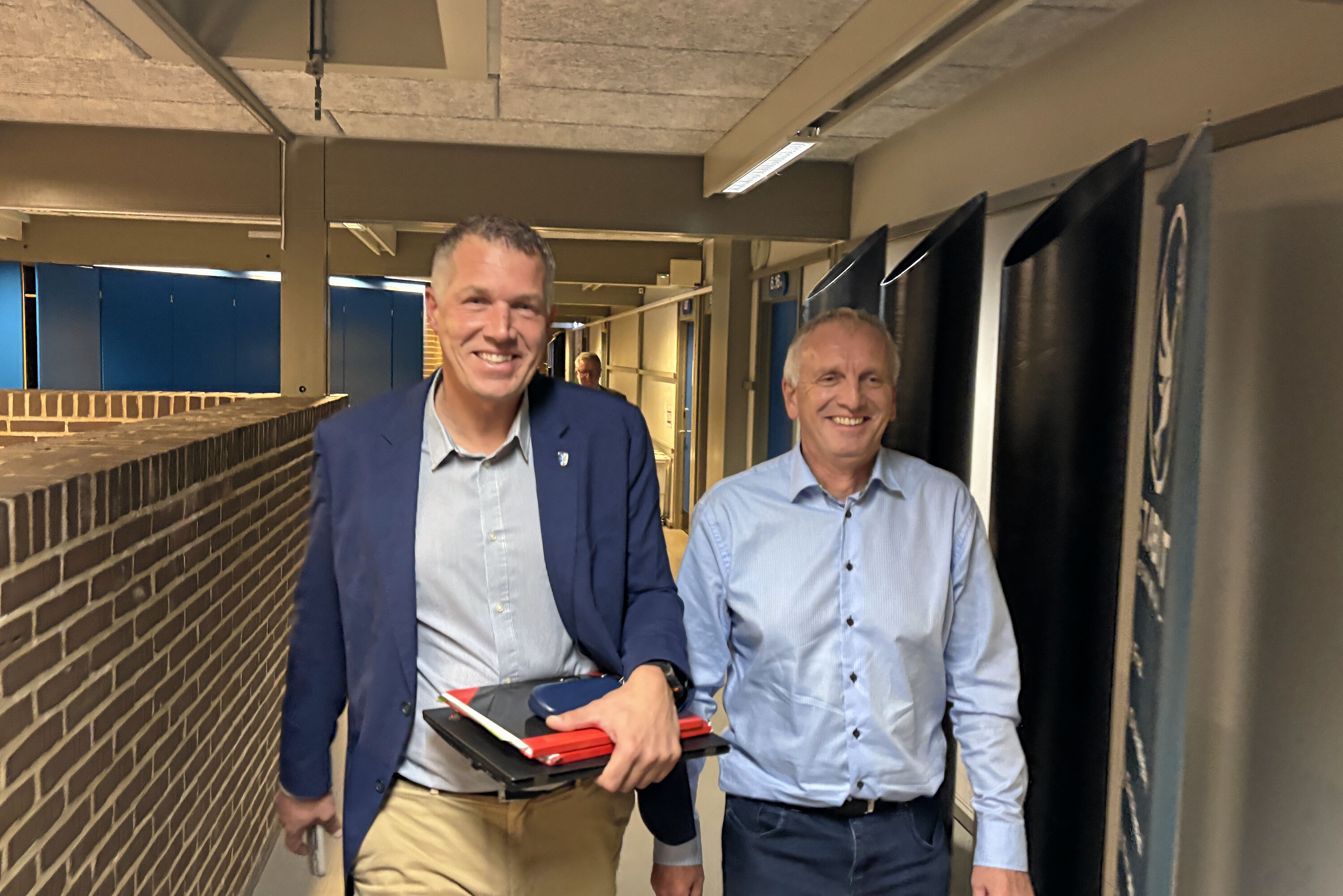 I 2017 skulle Michael Seiding Larsen (til venstre) stå på mål på sin forgængers politik. Den gang føler han sig bedre rustet. Til højre er det vælgerforeningsformand Henning Larsen.