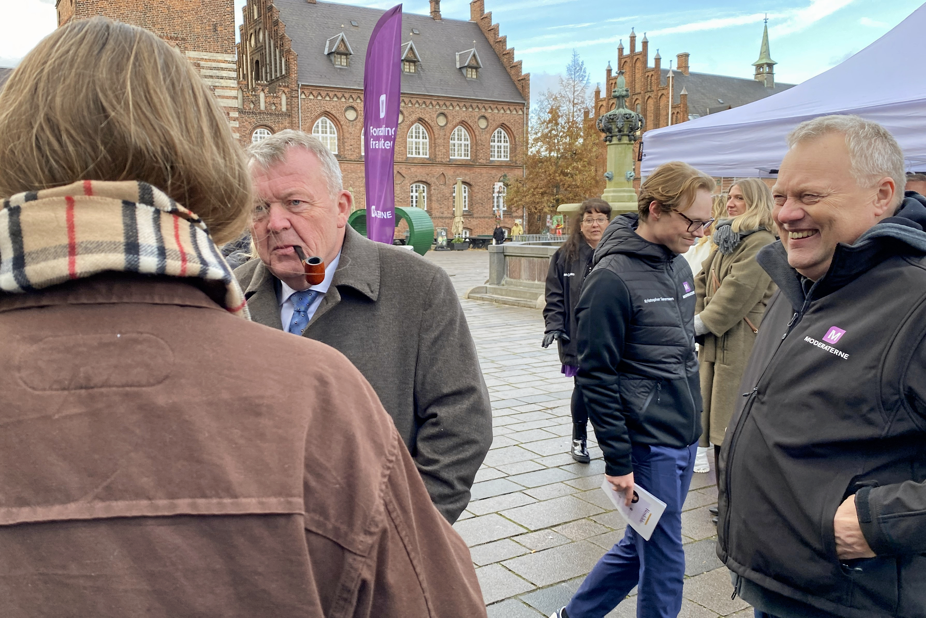 Smilet var stadig bredt hos Lars Lindskov (th), da Moderaternes partileder Lars Løkke Rasmussen besøgte Roskilde på valgdagen.