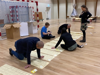Det kræver meget gulvplads at få overblikket ved fintællingen. Her er det stemmer til regionsrådsvalget, der tjekkes. - Anne-Mette Rasmussen Det kræver meget gulvplads at få overblikket ved fintællingen. Her er det stemmer til regionsrådsvalget, der tjekkes.