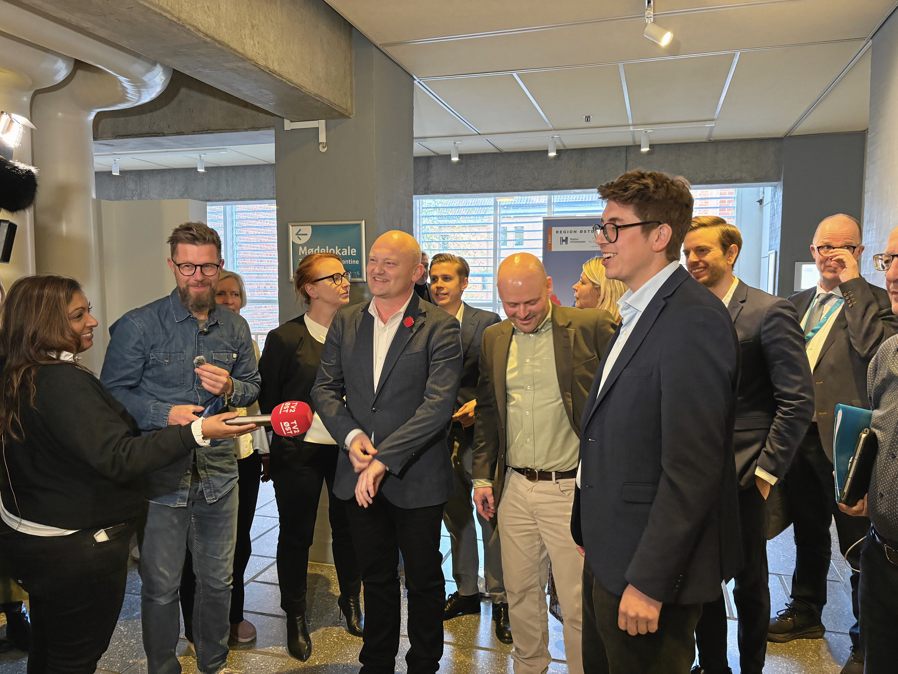 Region Østdanmark kommer til at blive ledet af et "super-flertal" med Socialdemokratiet i spidsten, støttet af Radikale, Konservative, Venstre, Enhedslisten og Moderaterne. DF, SF, Liberal Alliance og Danmarksdemokraterne er sat på sidelinjen.