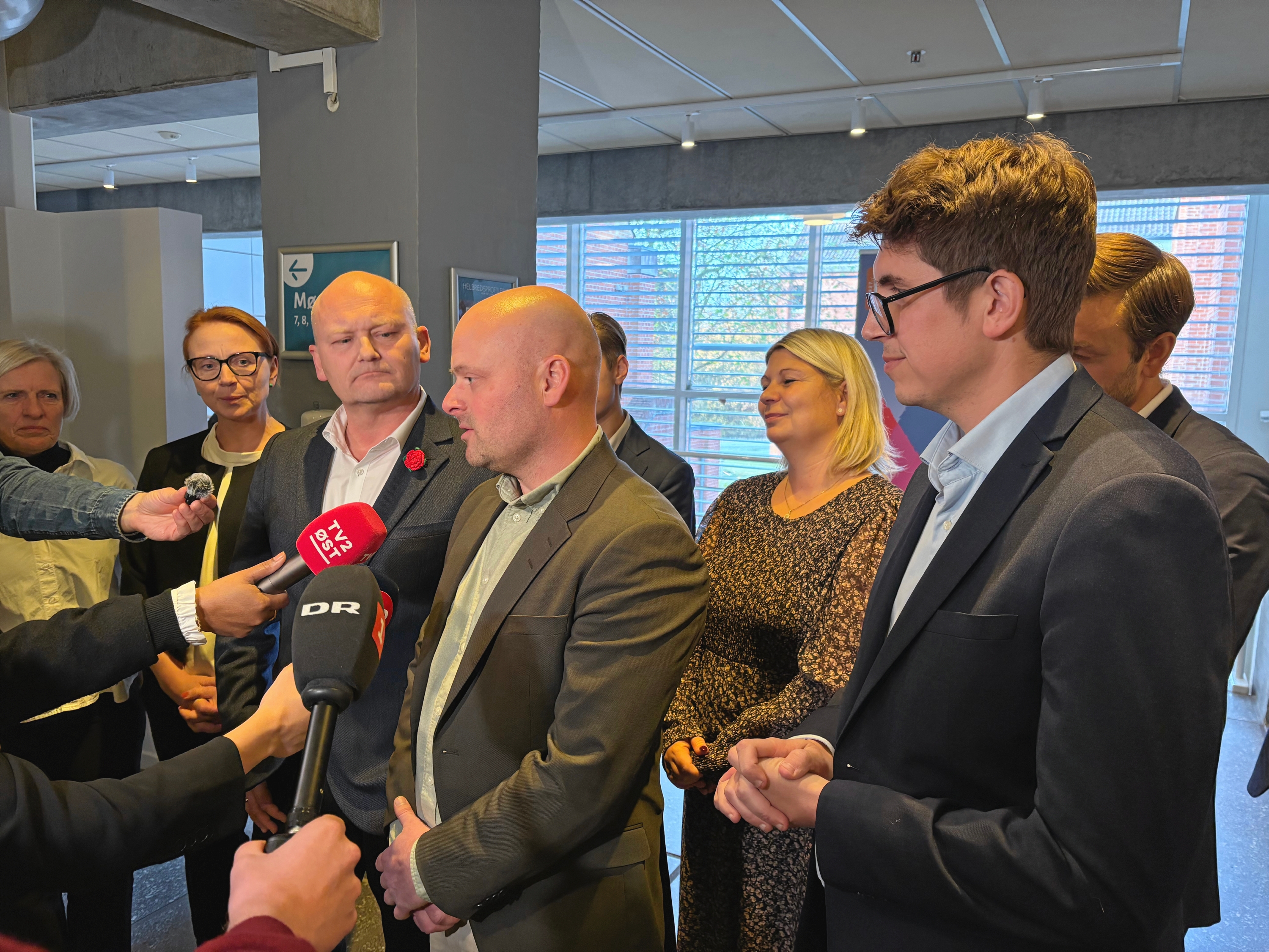 Tormod Olsen (EL), midtfor, Camilla Hove Lund (V), bagerst og Christtoffer Buser Reinhardt (K) er godt tilfredse med den brogede alliance, som gør Lars Gaardhøj (S) til regionsrådsformand - Katrine Wied Tormod Olsen (EL), midtfor, Camilla Hove Lund (V), bagerst og Christtoffer Buser Reinhardt (K) er godt tilfredse med den brogede alliance, som gør Lars Gaardhøj (S) til regionsrådsformand